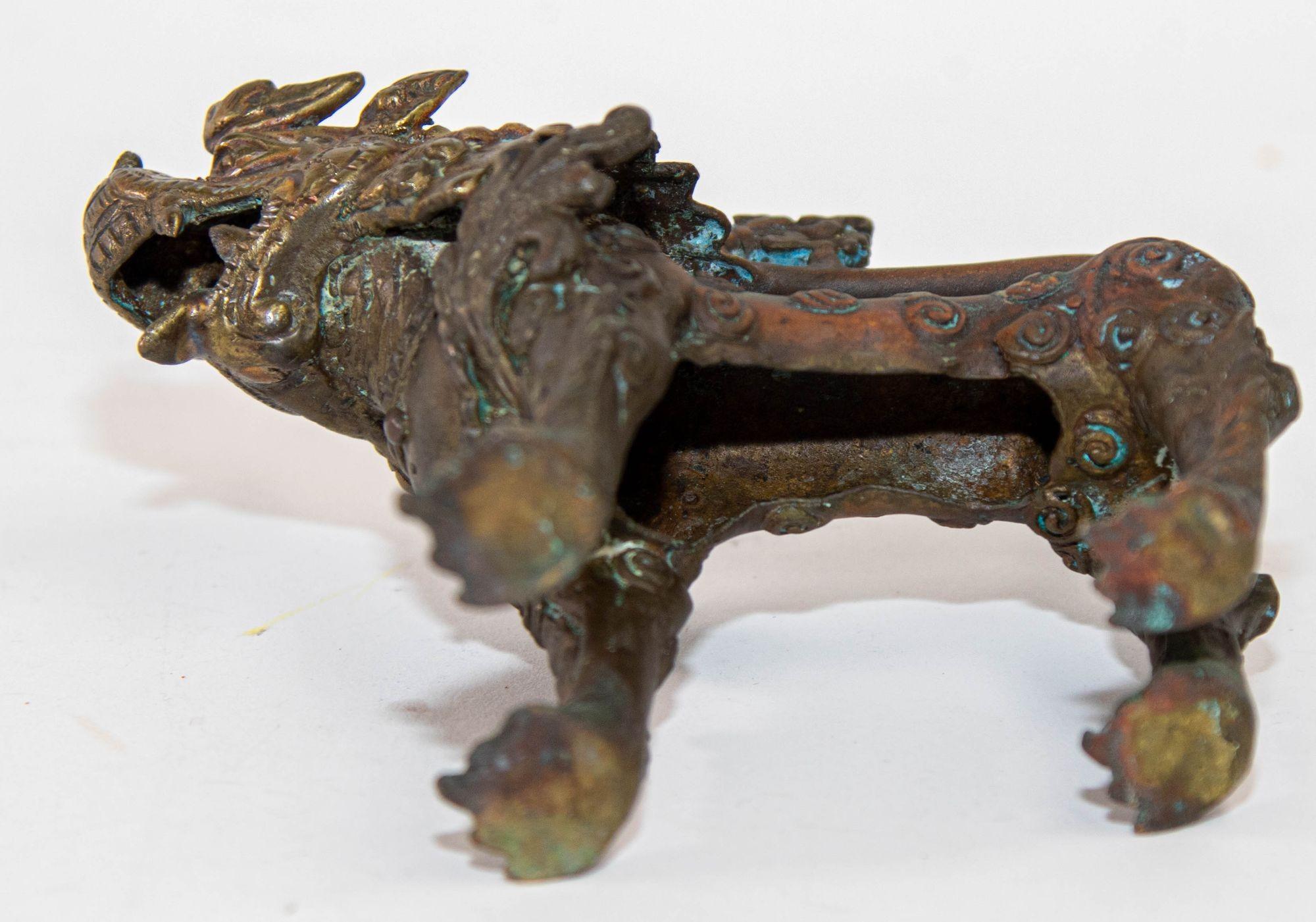 Sculpture asiatique en bronze représentant un lion gardien, Népal, XIXe siècle en vente 5
