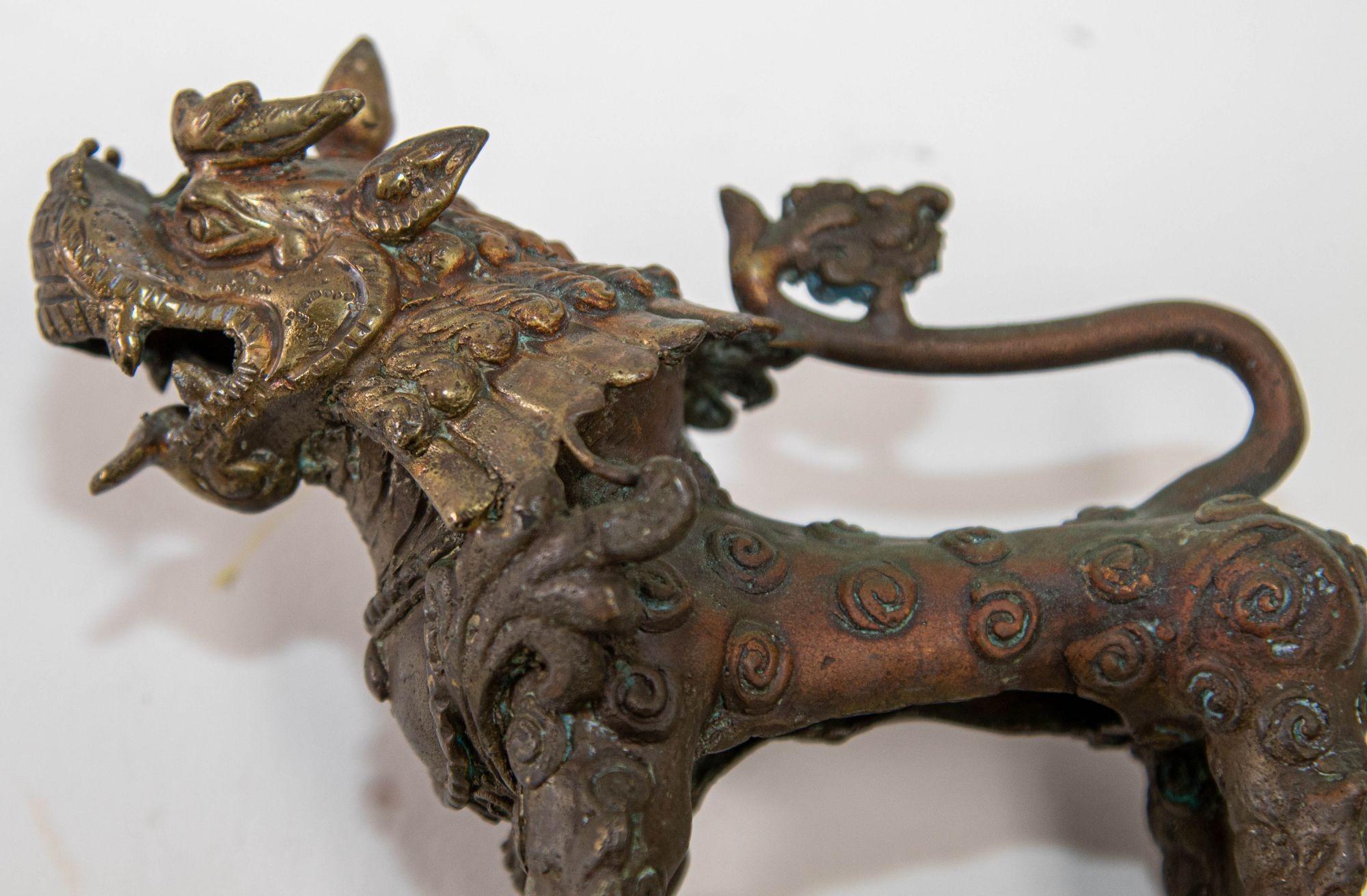 Asiatische Guardian-Löwen-Skulptur aus Bronze, Nepal, 19. Jahrhundert im Angebot 8