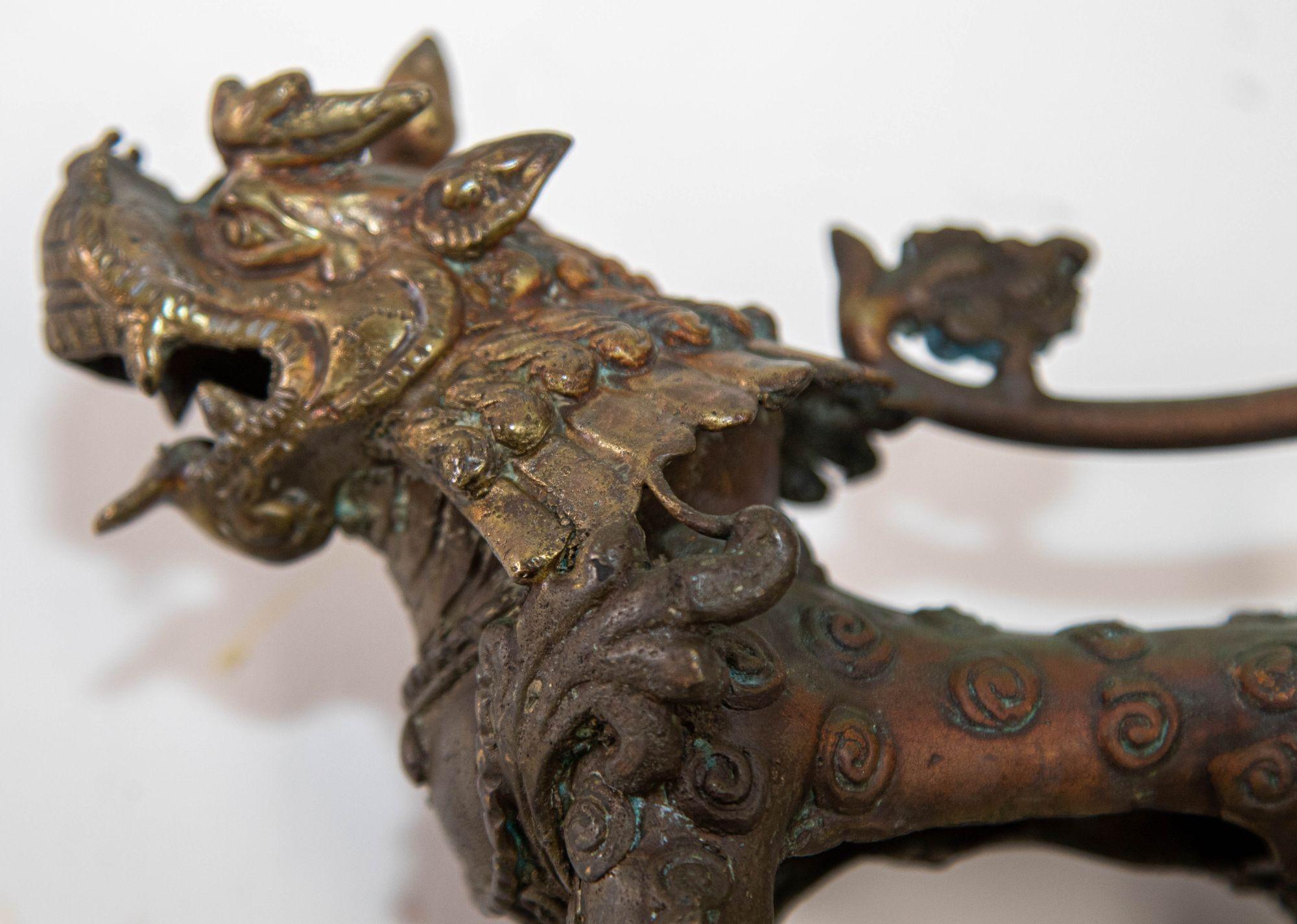 Asiatische Guardian-Löwen-Skulptur aus Bronze, Nepal, 19. Jahrhundert im Angebot 9