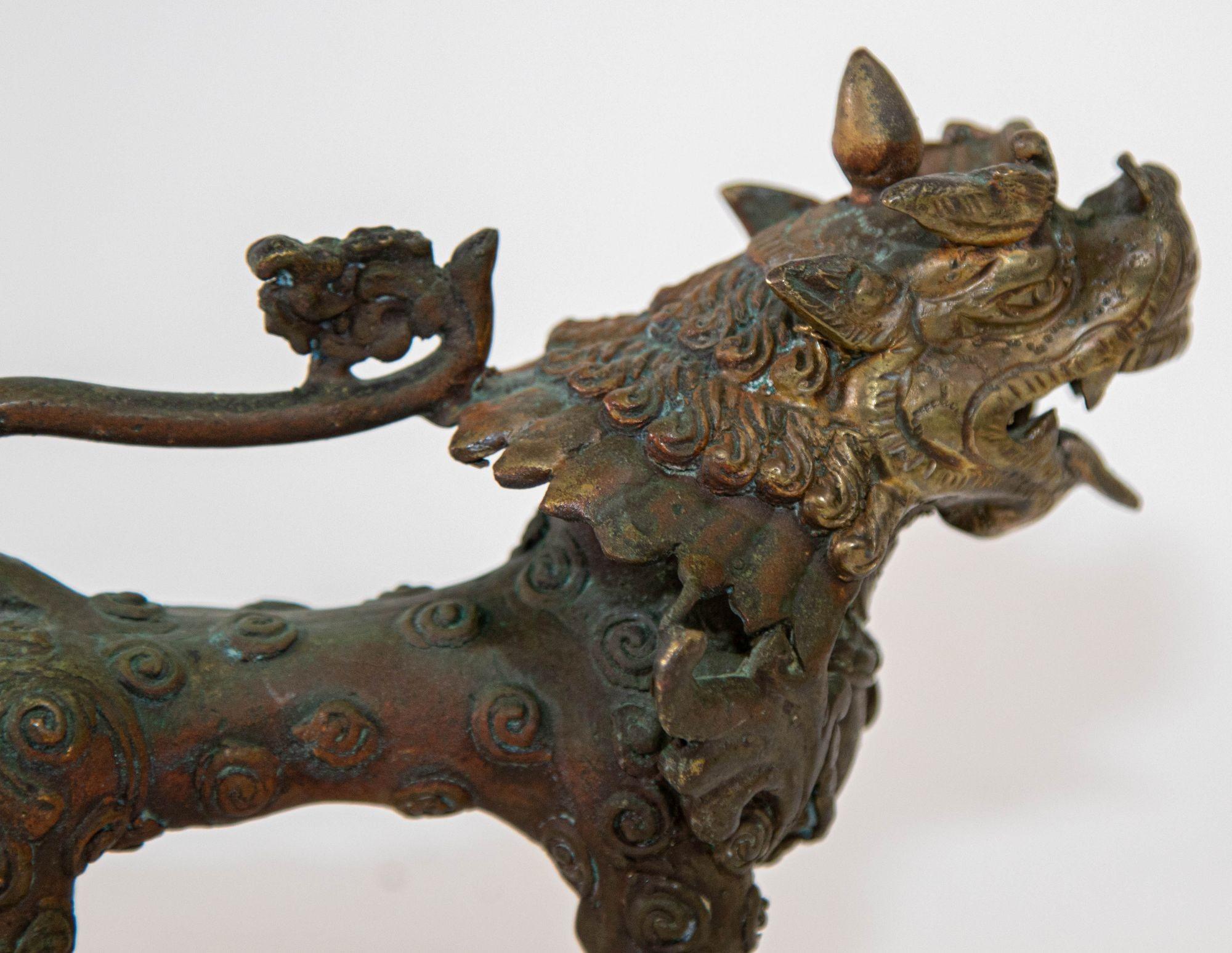 Sculpture asiatique en bronze représentant un lion gardien, Népal, XIXe siècle en vente 10
