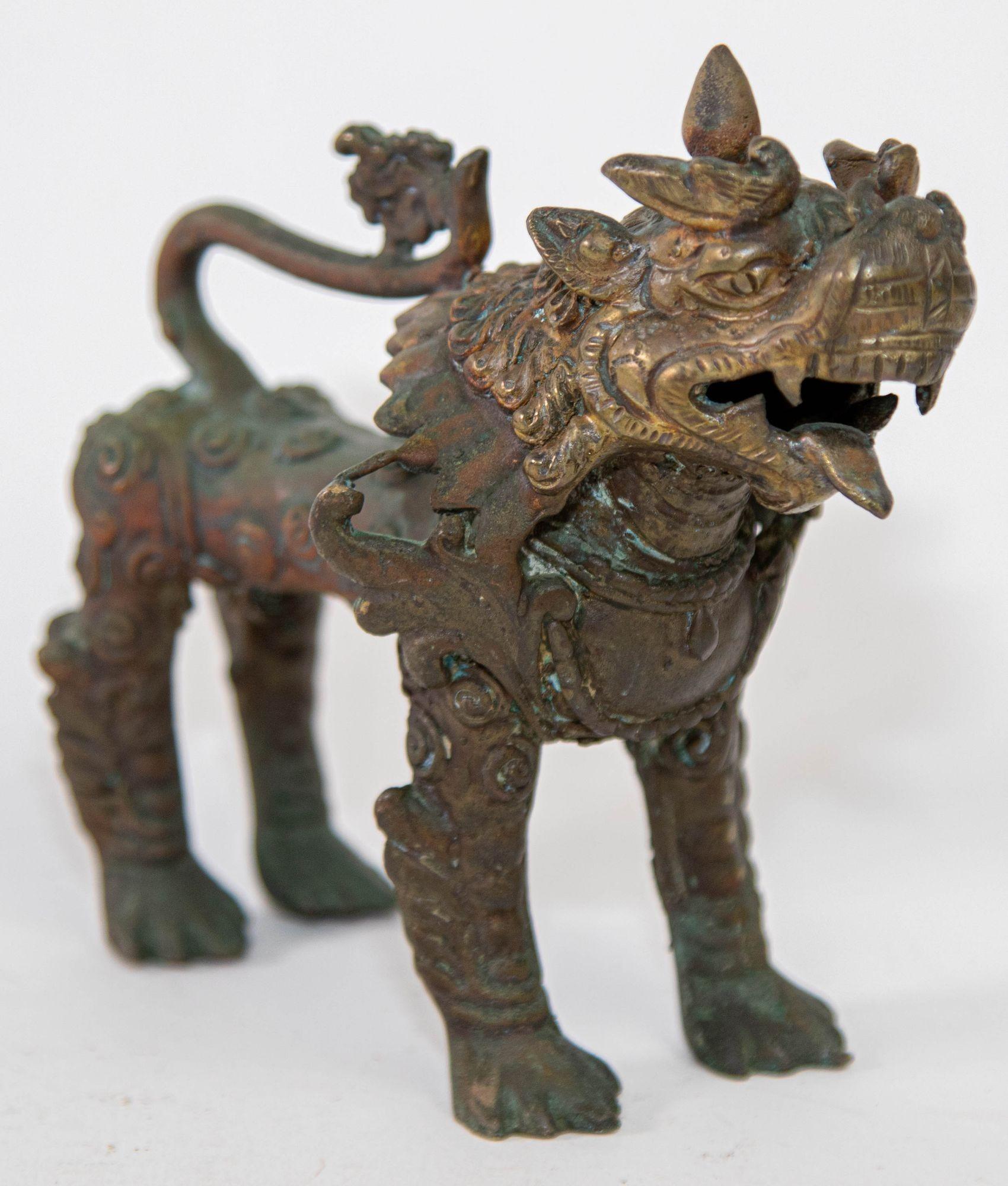 Tibétain Sculpture asiatique en bronze représentant un lion gardien, Népal, XIXe siècle en vente