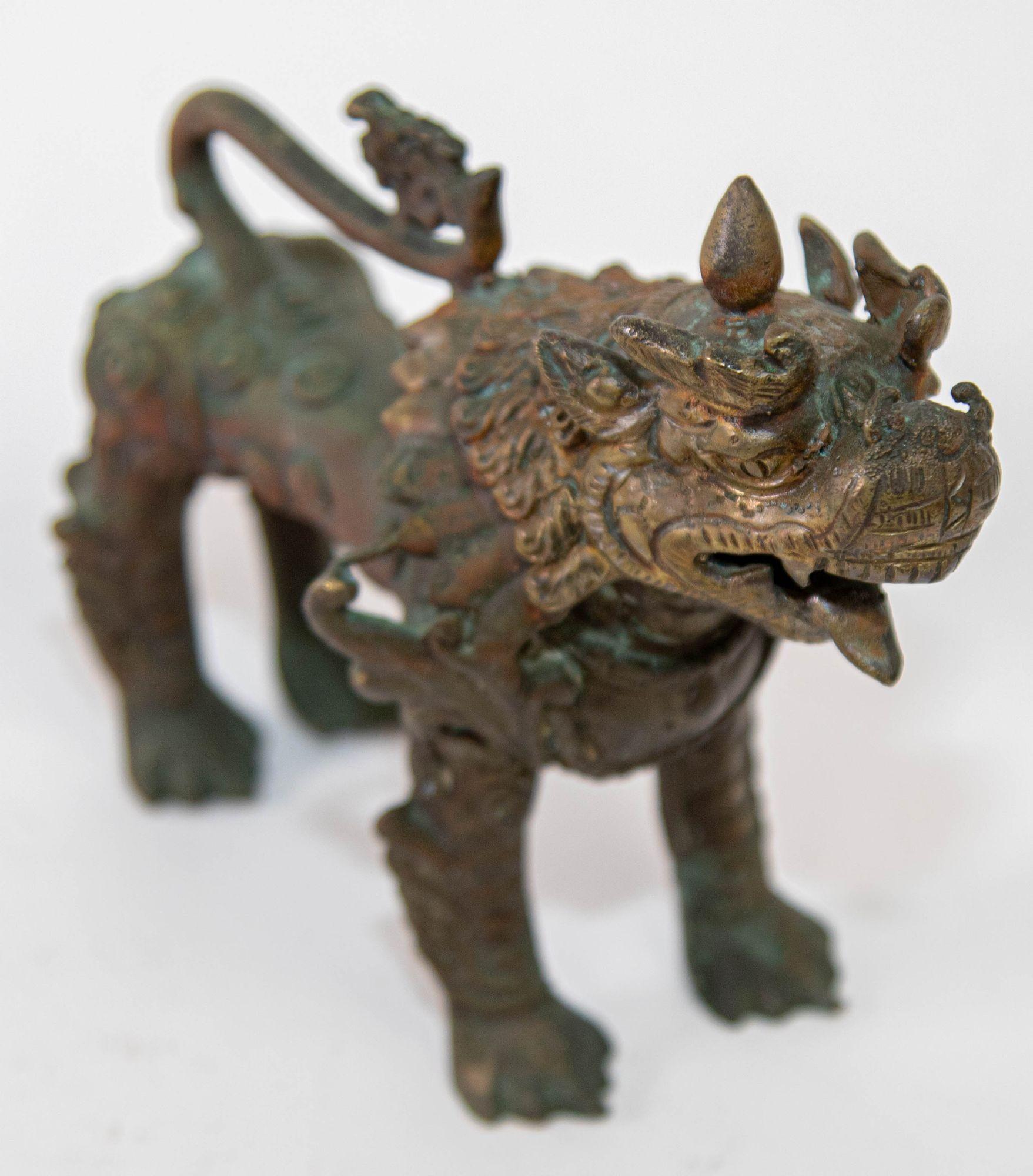 Asiatische Guardian-Löwen-Skulptur aus Bronze, Nepal, 19. Jahrhundert (Nepalesisch) im Angebot
