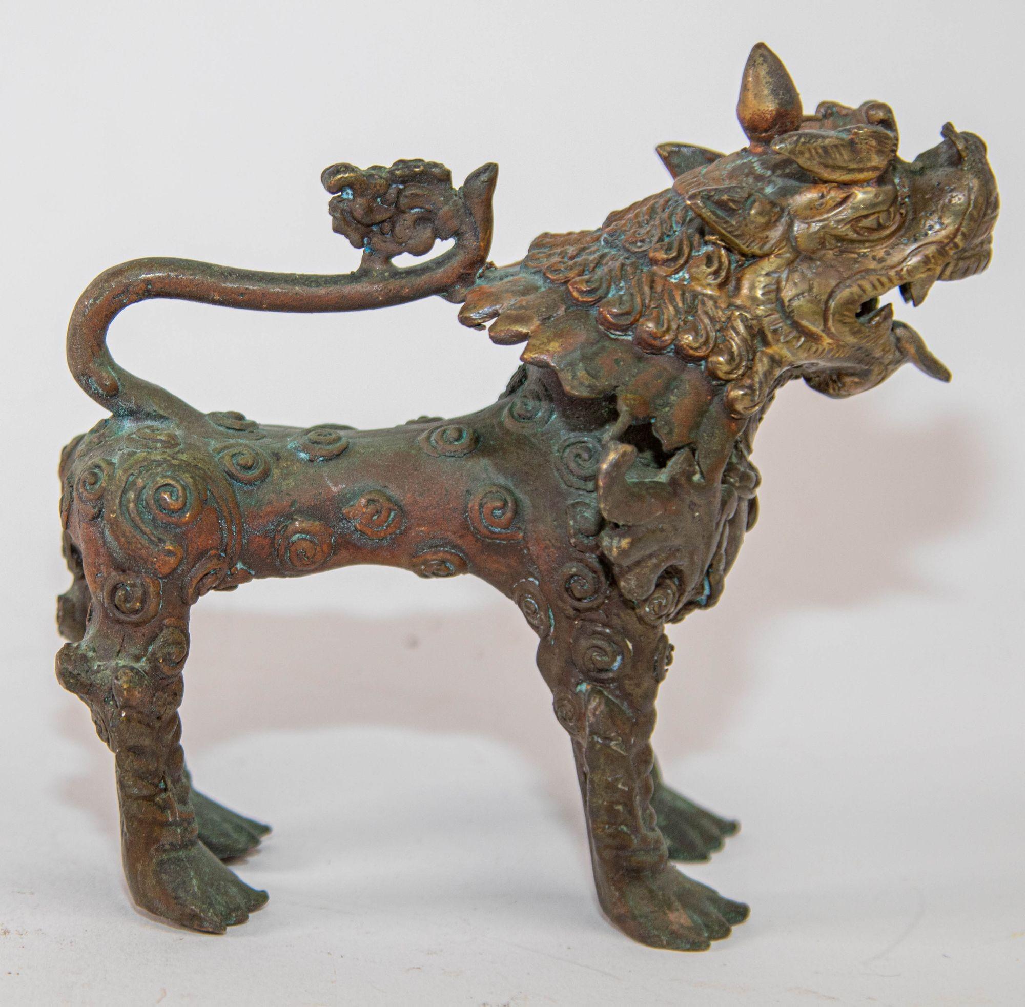 Asiatische Guardian-Löwen-Skulptur aus Bronze, Nepal, 19. Jahrhundert (Gegossen) im Angebot
