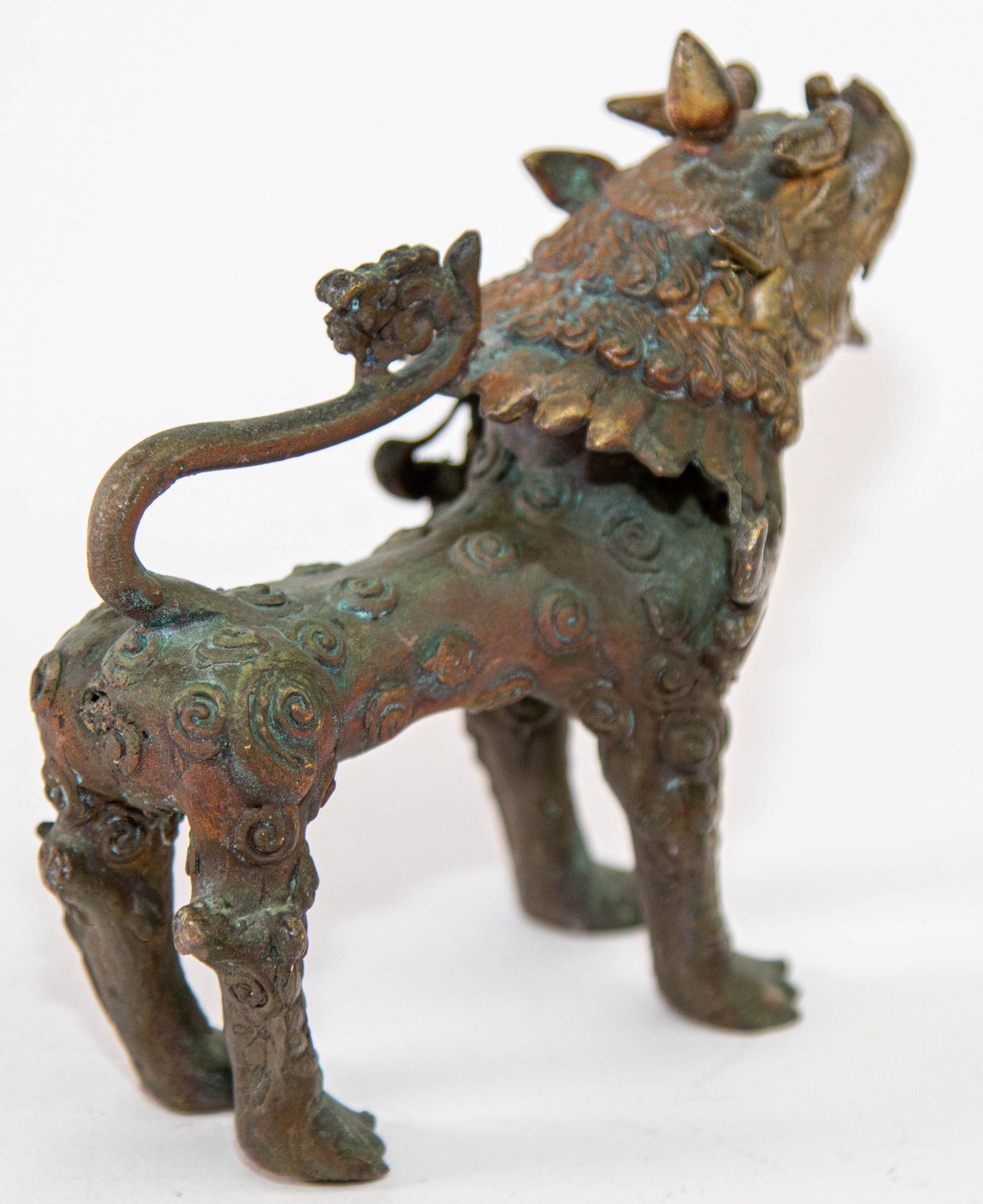 Sculpture asiatique en bronze représentant un lion gardien, Népal, XIXe siècle en vente 2