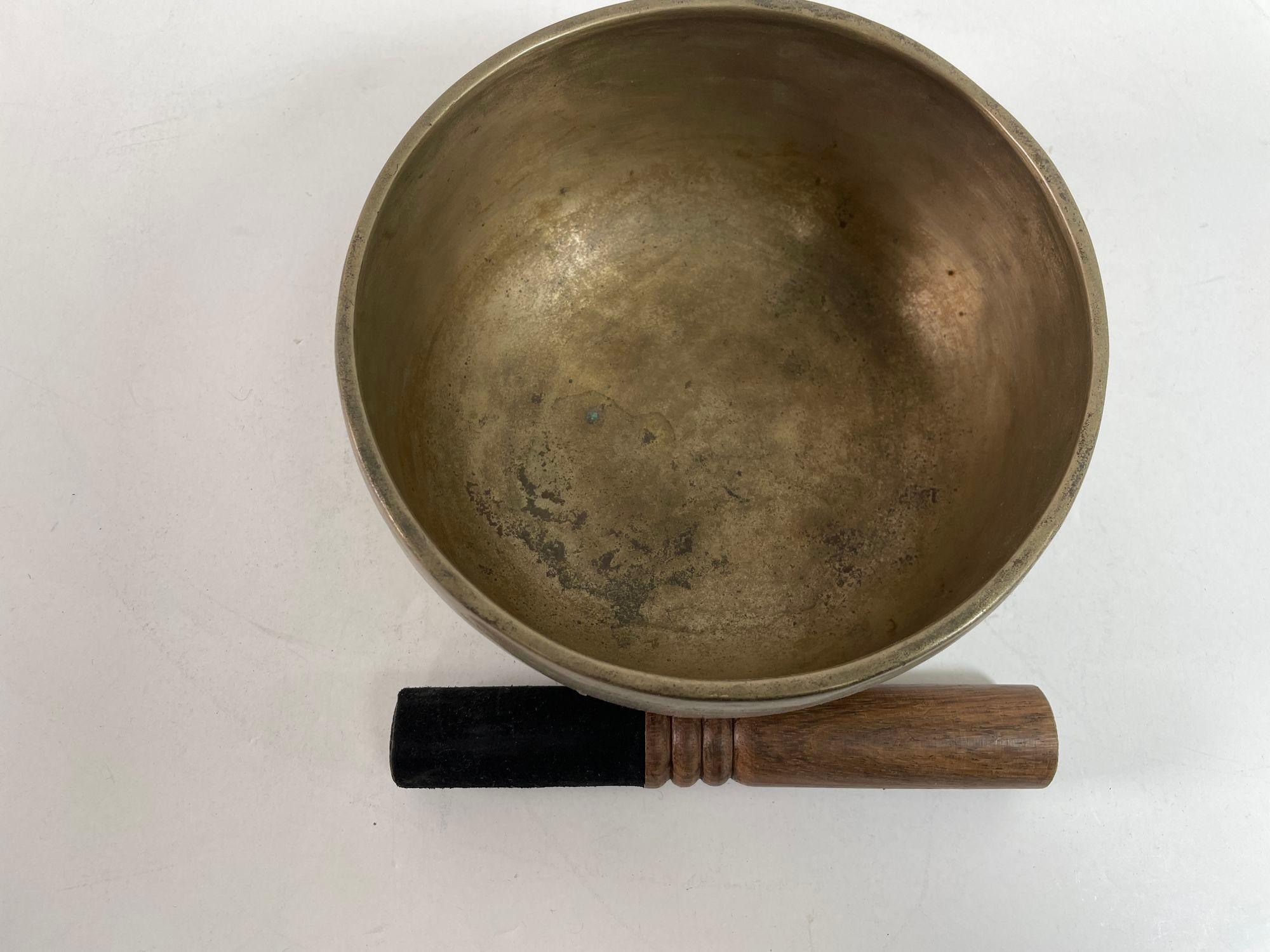 Népalais Bol chantant asiatique en bronze Hammer Nepal 1950s en vente
