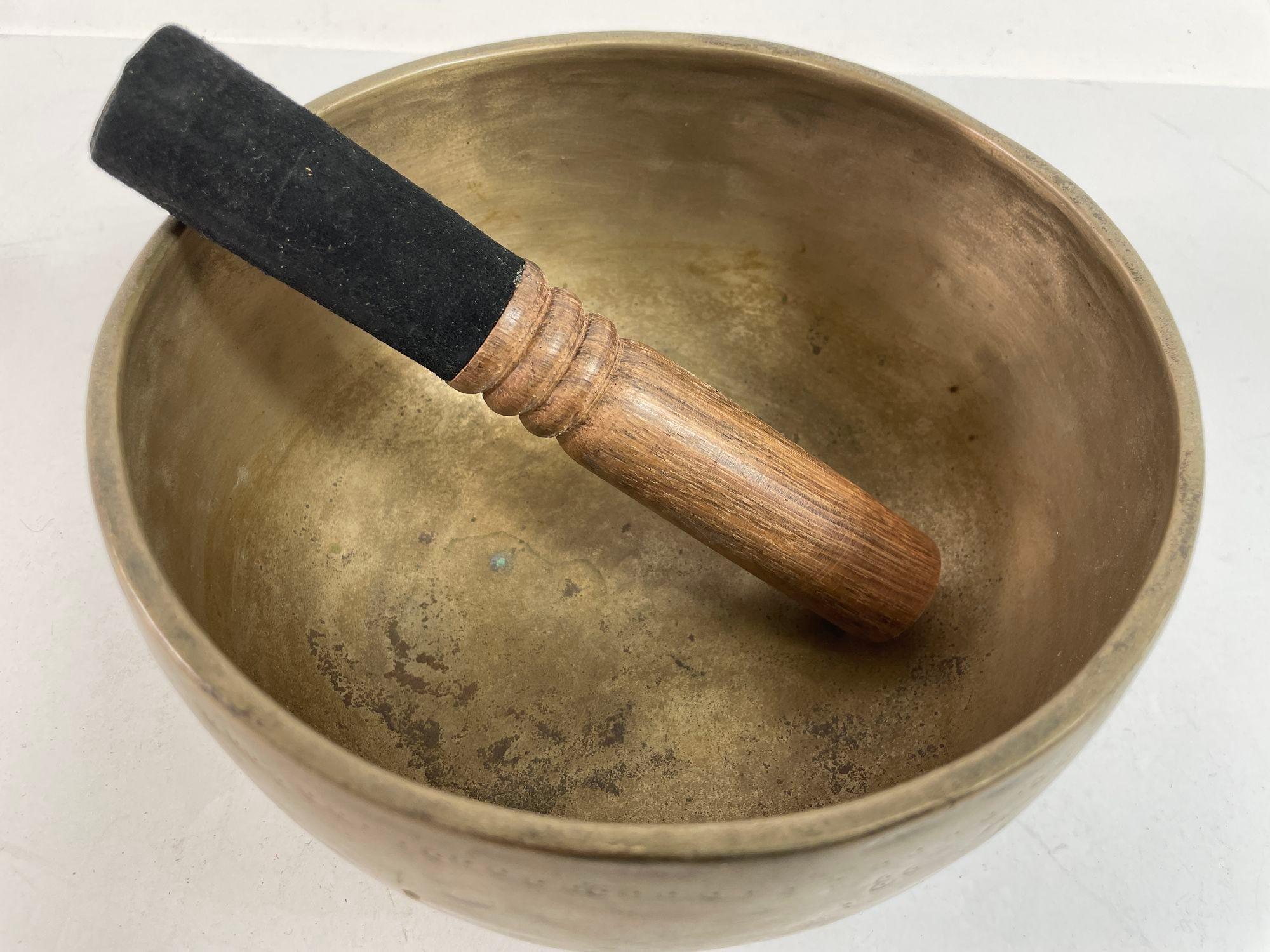 Asian Bronze Hammered Singing Bowl Nepal 1950s In Good Condition For Sale In North Hollywood, CA
