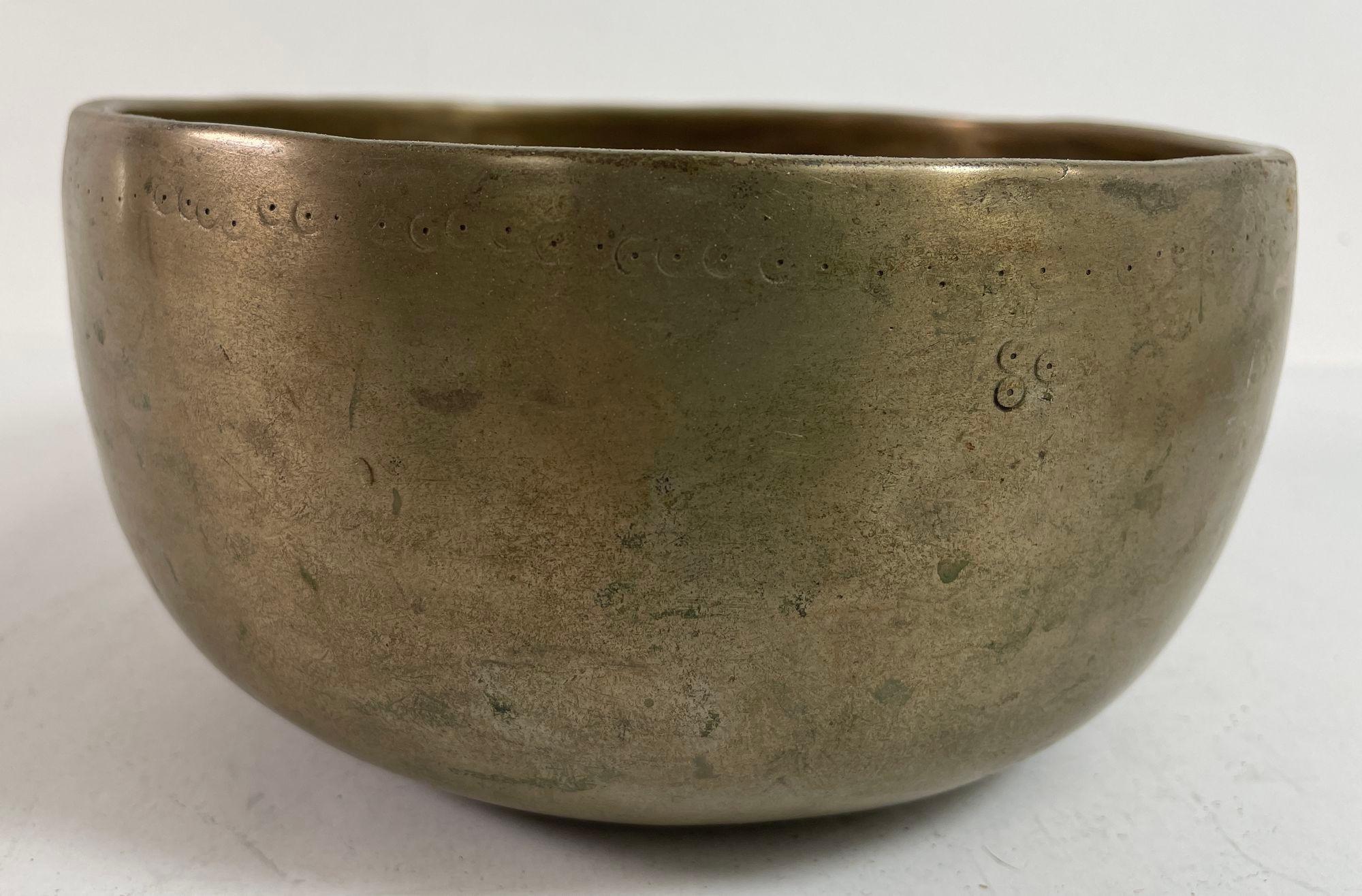 Bol chantant asiatique en bronze Hammer Nepal 1950s en vente 1