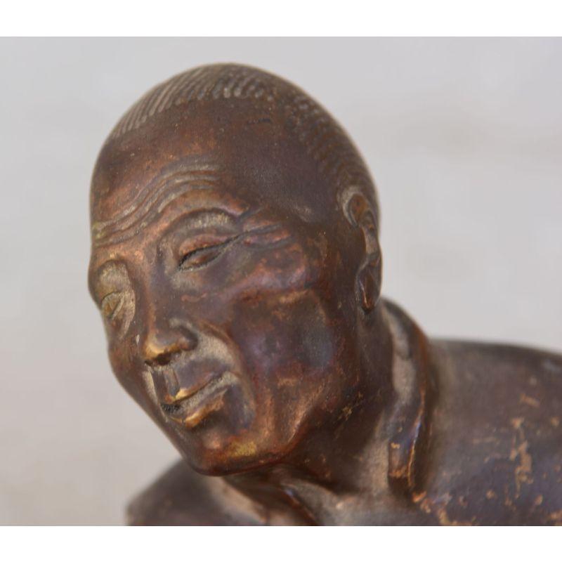 Homme asiatique en bronze tête penchée début XXème dimension hauteur 11 cm pour un format de 7 x 6 cm. Notez que la patine est usée.

Informations complémentaires :
Matériau : bronze.