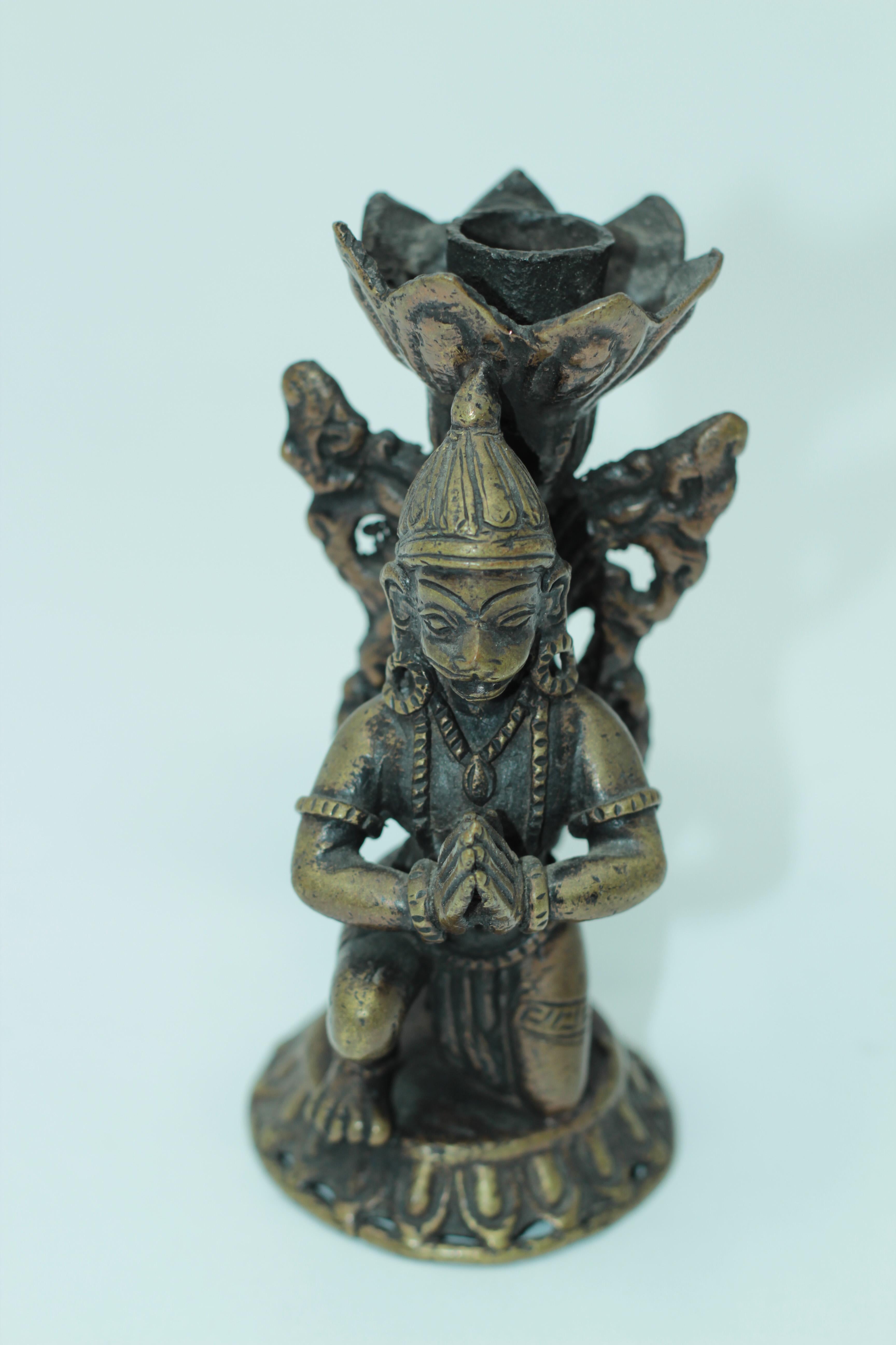 Paire de chandeliers asiatiques en bronze représentant Hanuman agenouillé:: figure bouddhiste en vente 2