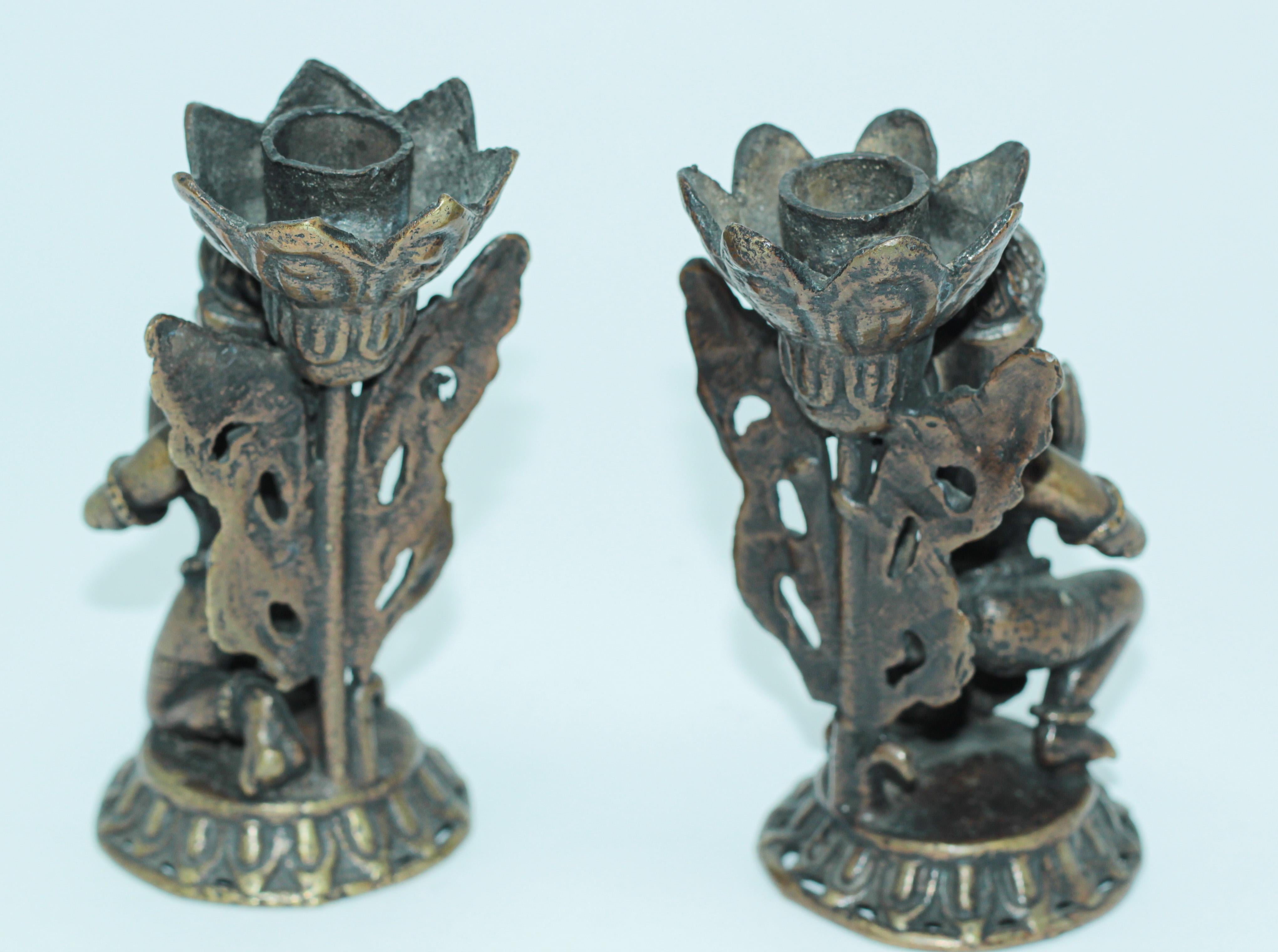 Moulage Paire de chandeliers asiatiques en bronze représentant Hanuman agenouillé:: figure bouddhiste en vente