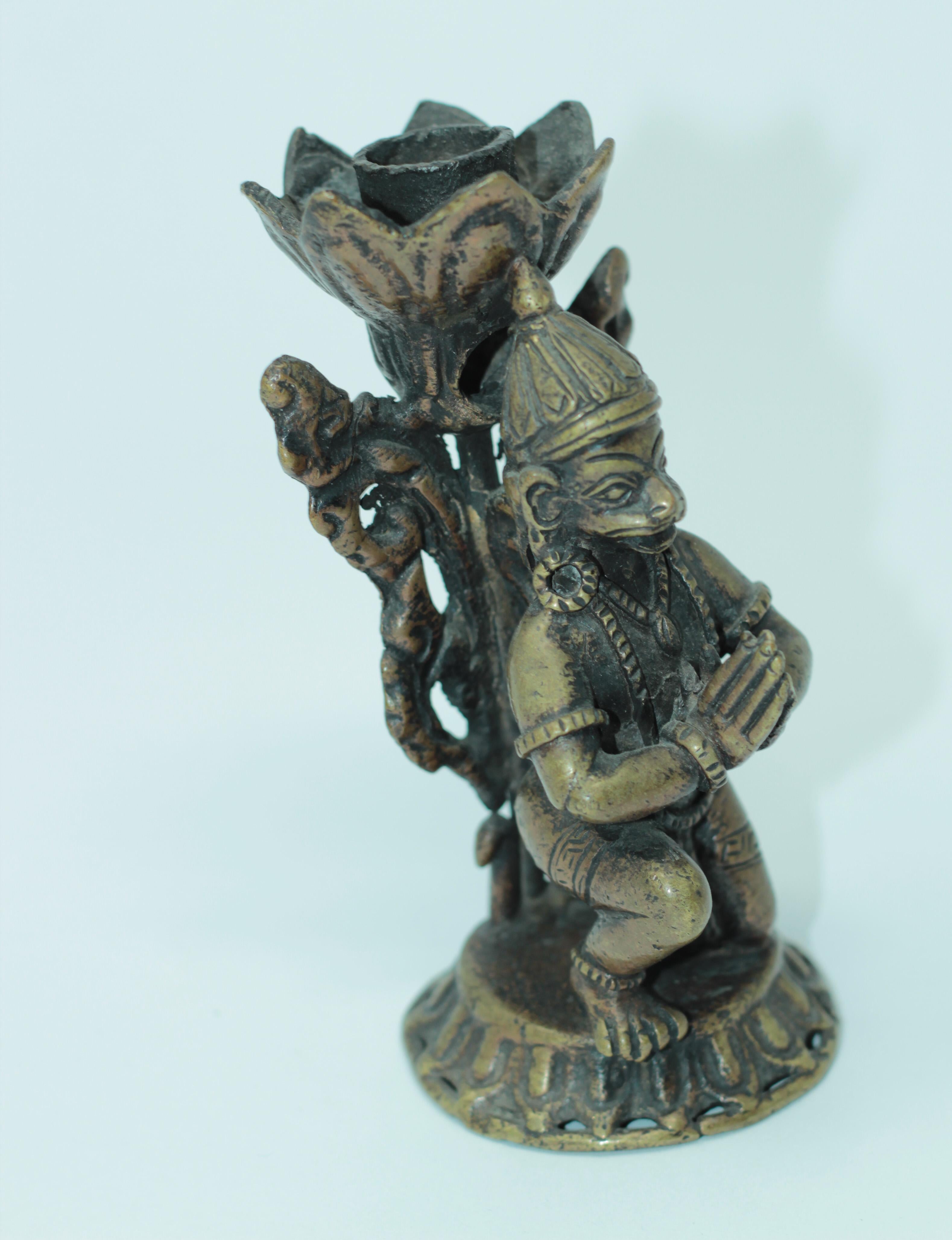 Milieu du XXe siècle Paire de chandeliers asiatiques en bronze représentant Hanuman agenouillé:: figure bouddhiste en vente