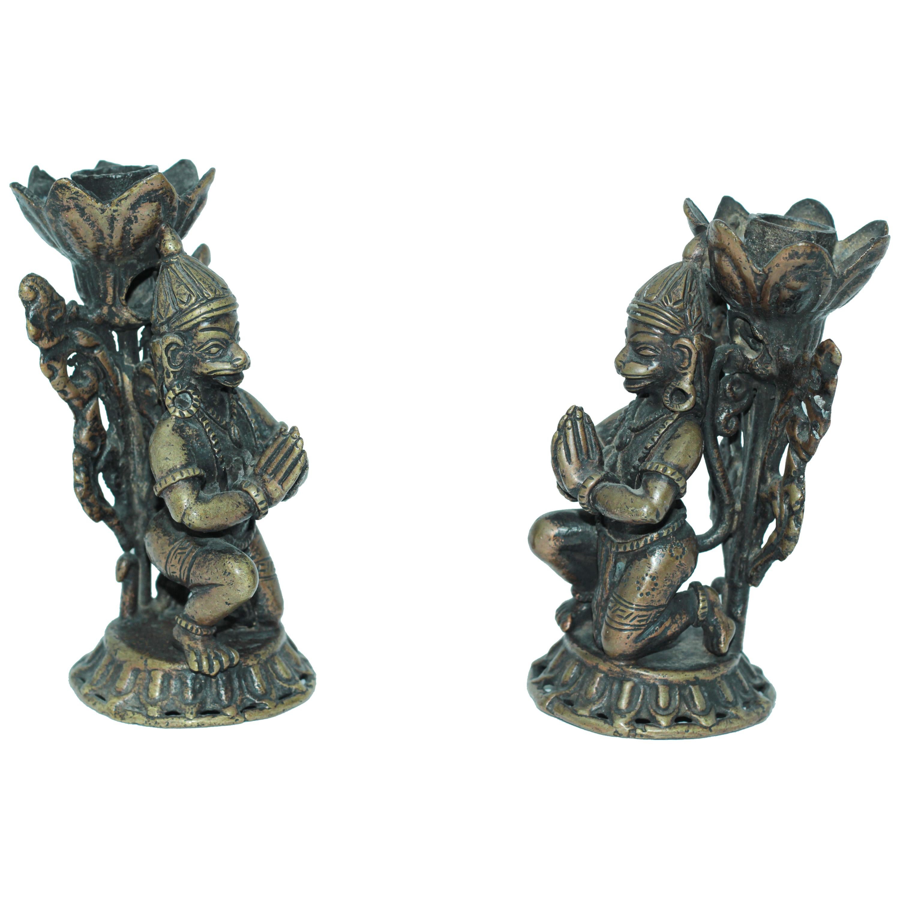 Pareja de candelabros de bronce asiático con la figura budista arrodillada de Hanuman