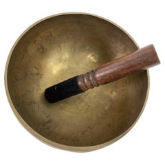 Bol asiatique en bronze martelé chantant 1950s
