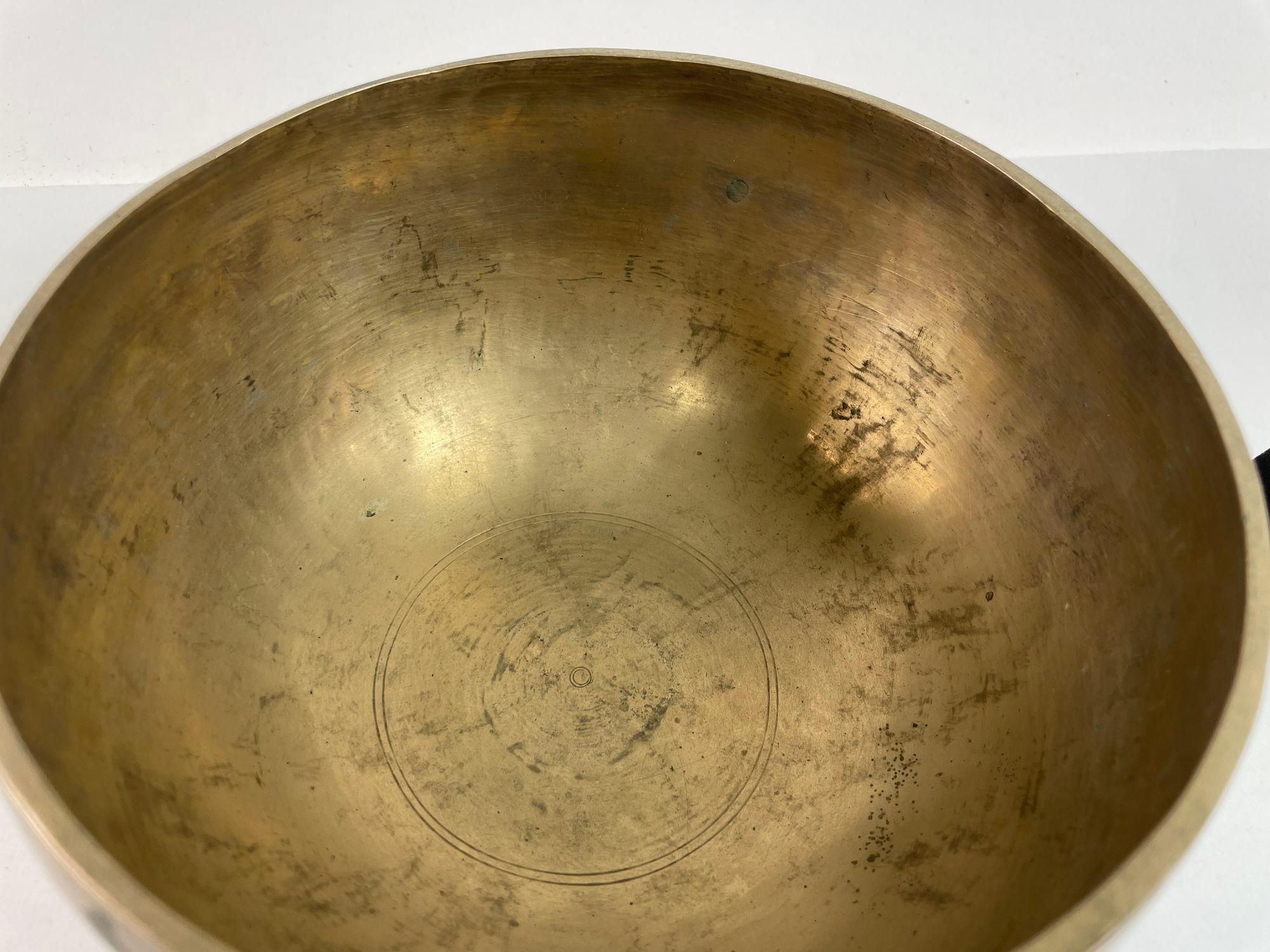 Asian Bronze Singing Hammered Bowl 1950s In Good Condition For Sale In North Hollywood, CA