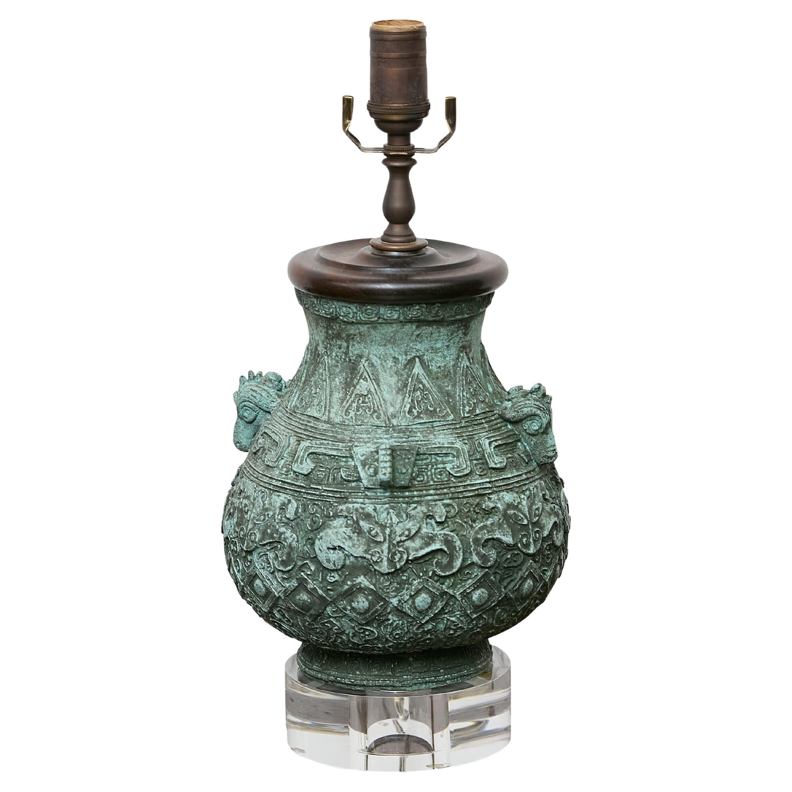 Asiatische Bronzegefäß-Tischlampe mit Grünspan-Patina auf Lucit-Sockel, um 1900