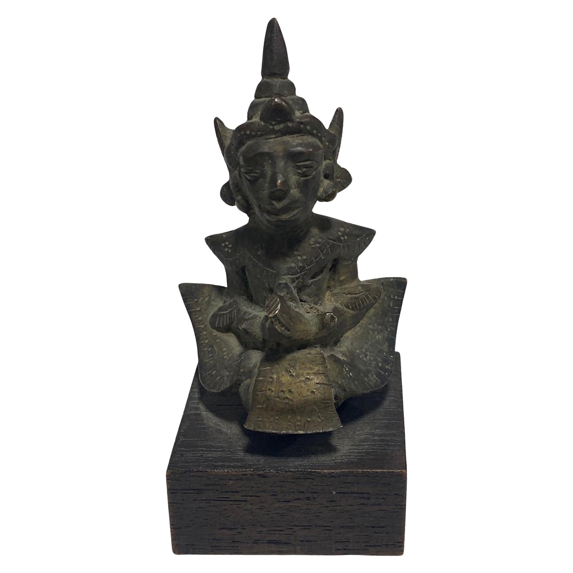 Piccolo tempio asiatico buddista o indiano indù, figura di divinità in bronzo su supporto in vendita