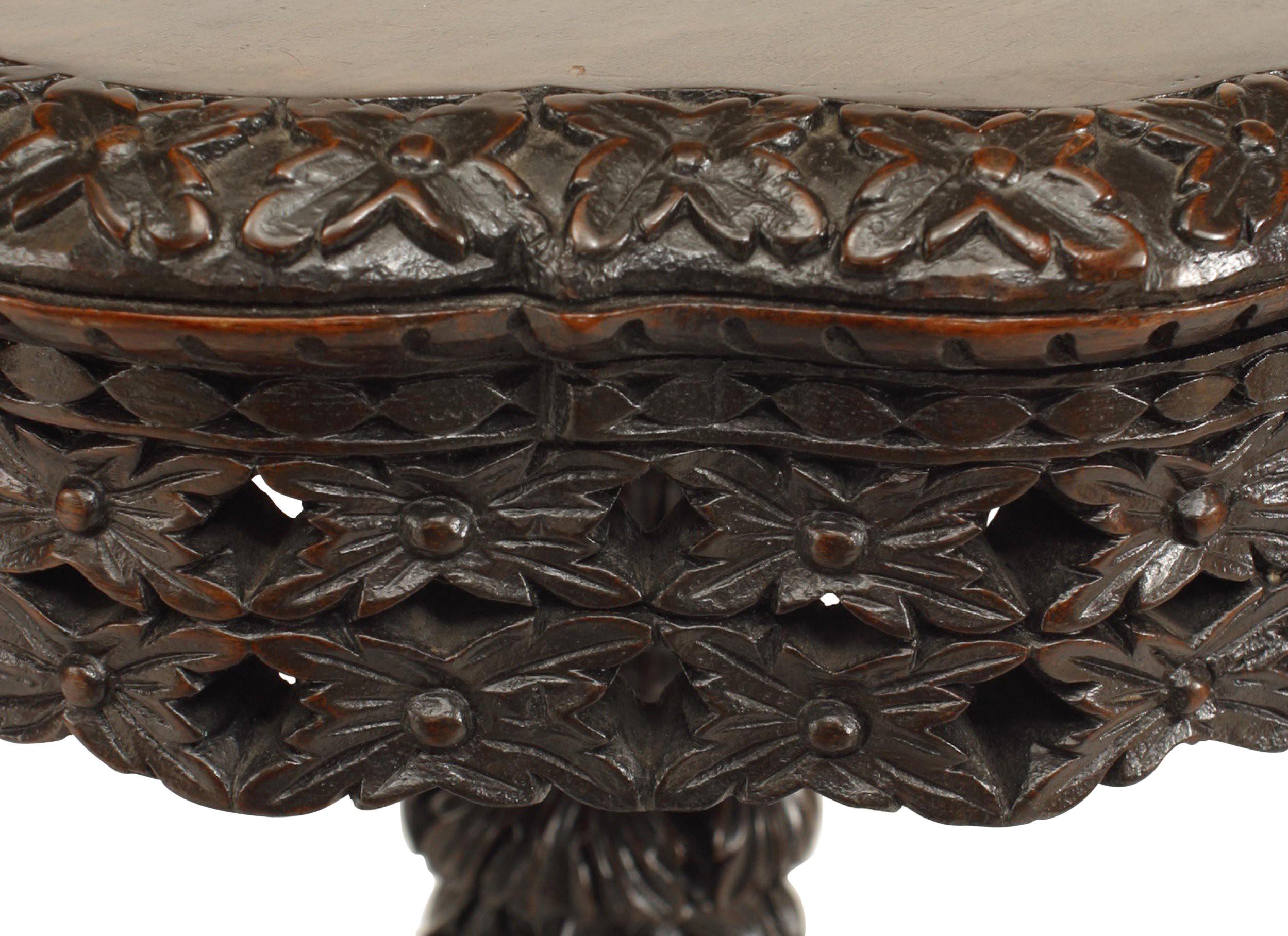 Table d'appoint asiatique en bois de rose sculpté birman Bon état - En vente à Queens, NY