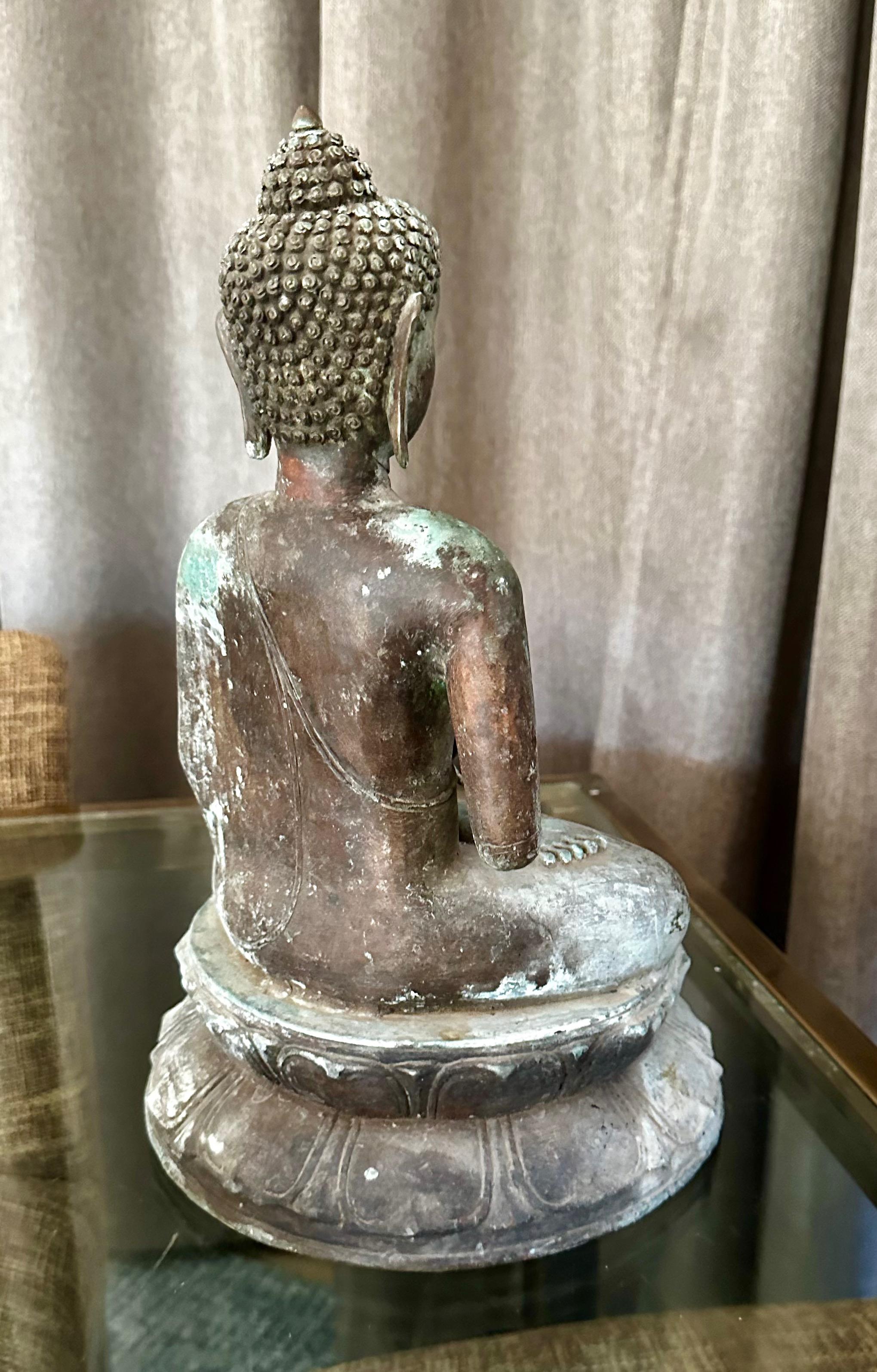 Asiatischer sitzender Buddha im burmesischen Gandhara-Stil aus patinierter Bronze  im Angebot 5