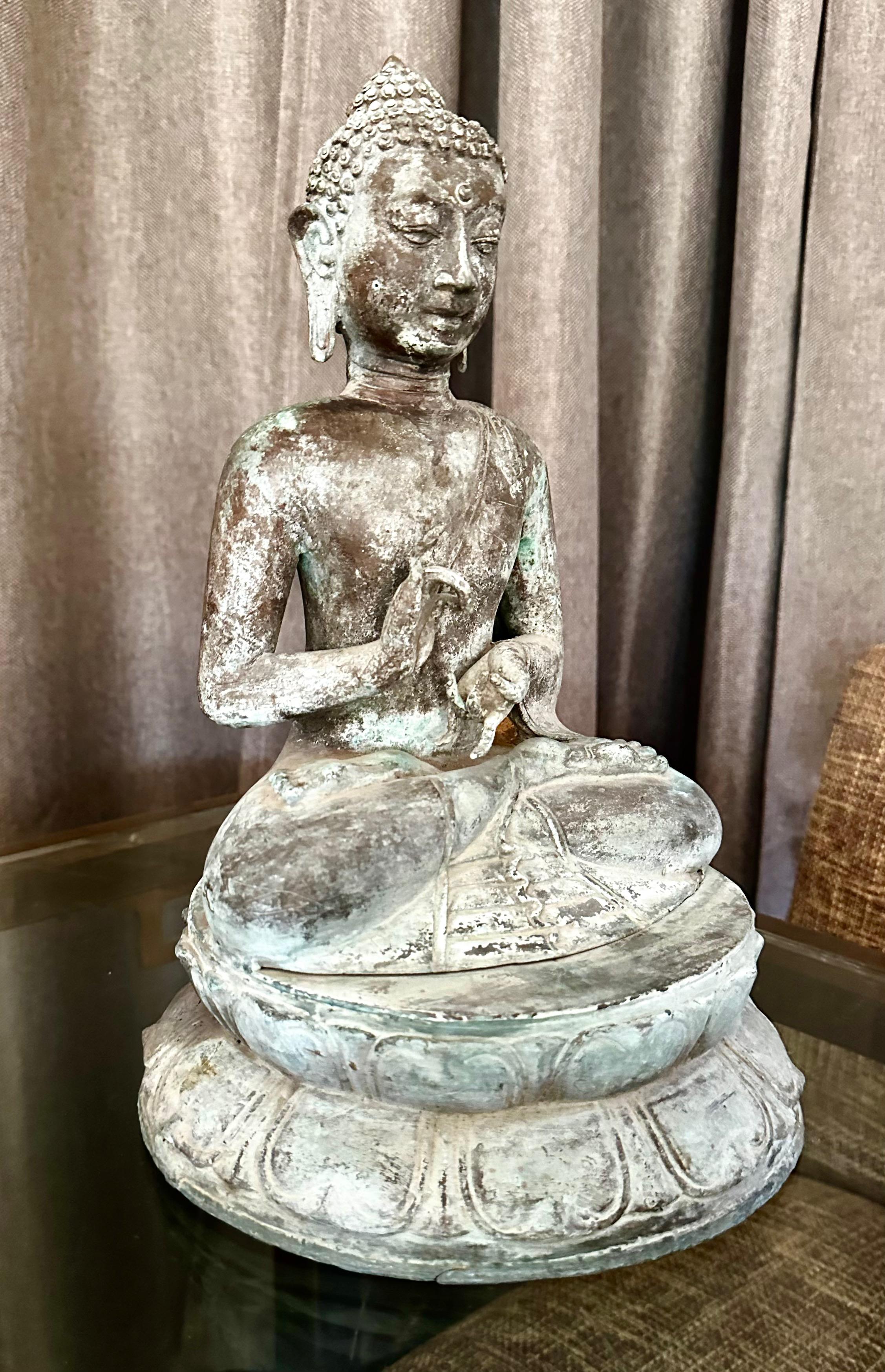 Asiatischer sitzender Buddha im burmesischen Gandhara-Stil aus patinierter Bronze  im Angebot 6
