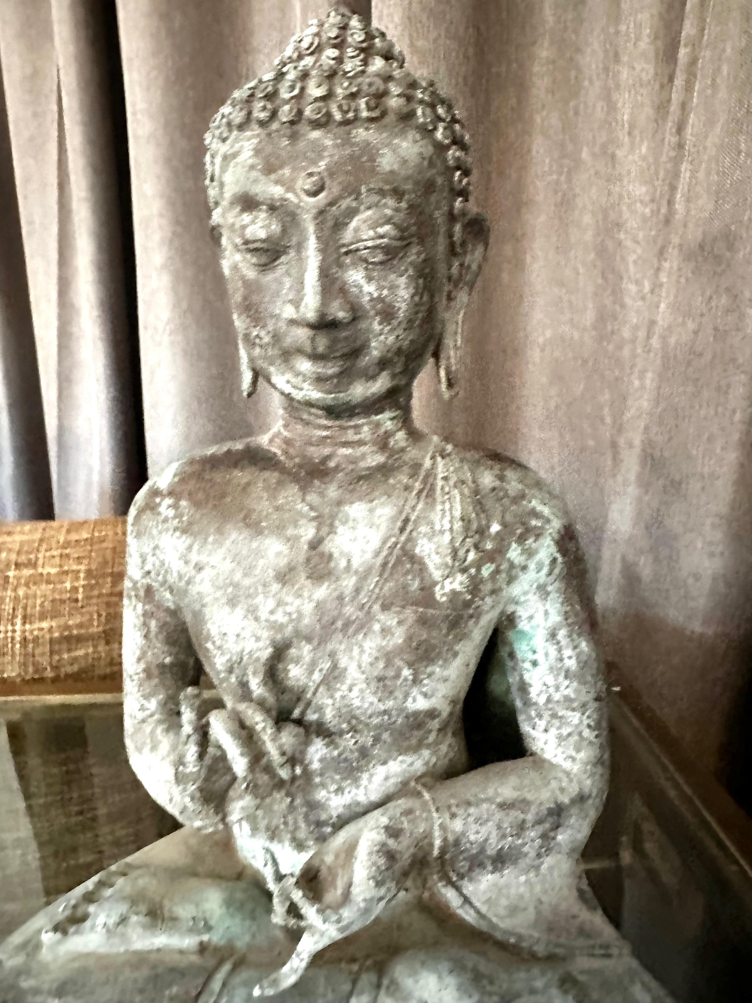 Asiatischer sitzender Buddha im burmesischen Gandhara-Stil aus patinierter Bronze  im Angebot 7