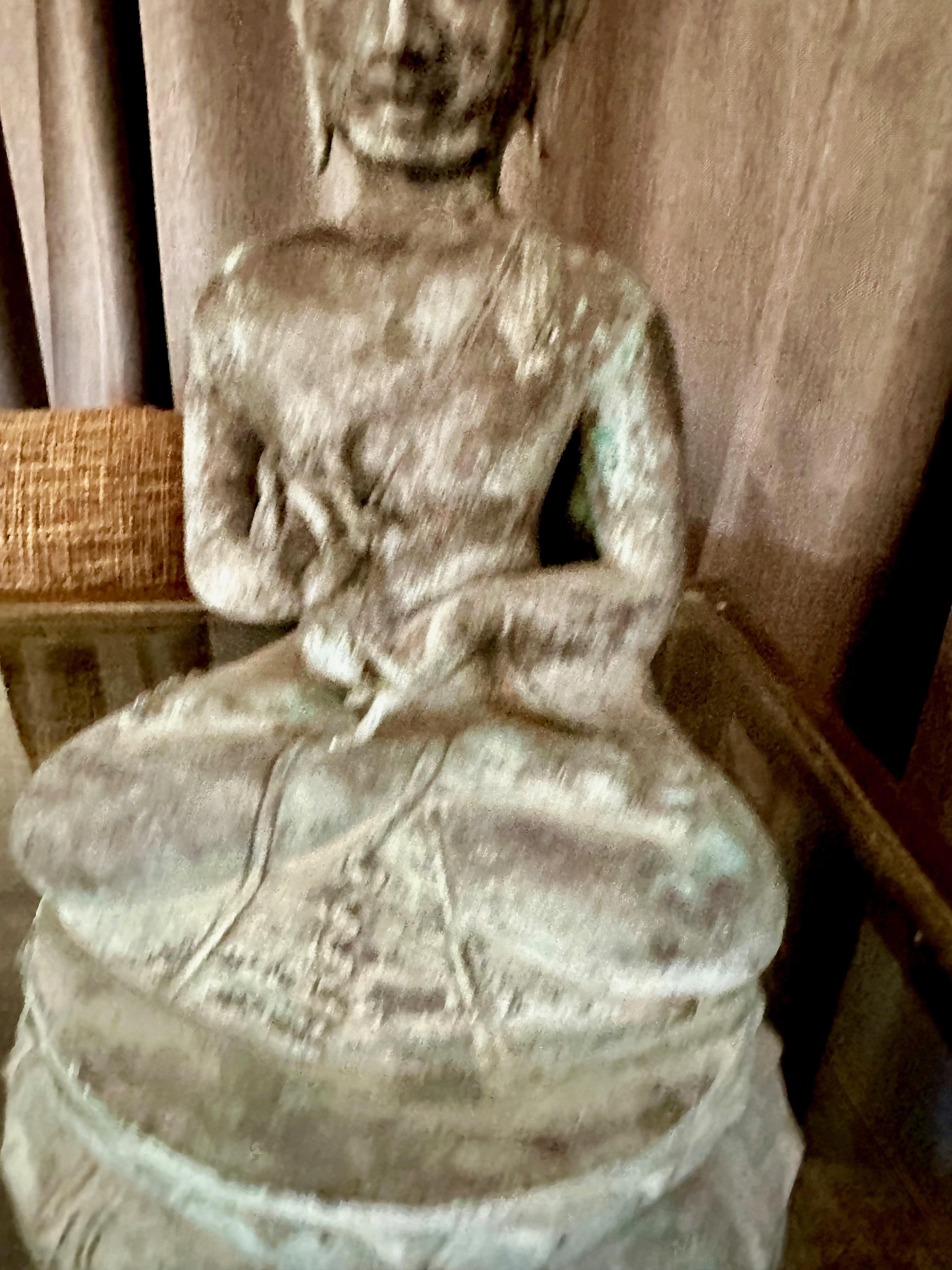 Asiatischer sitzender Buddha im burmesischen Gandhara-Stil aus patinierter Bronze  im Angebot 8