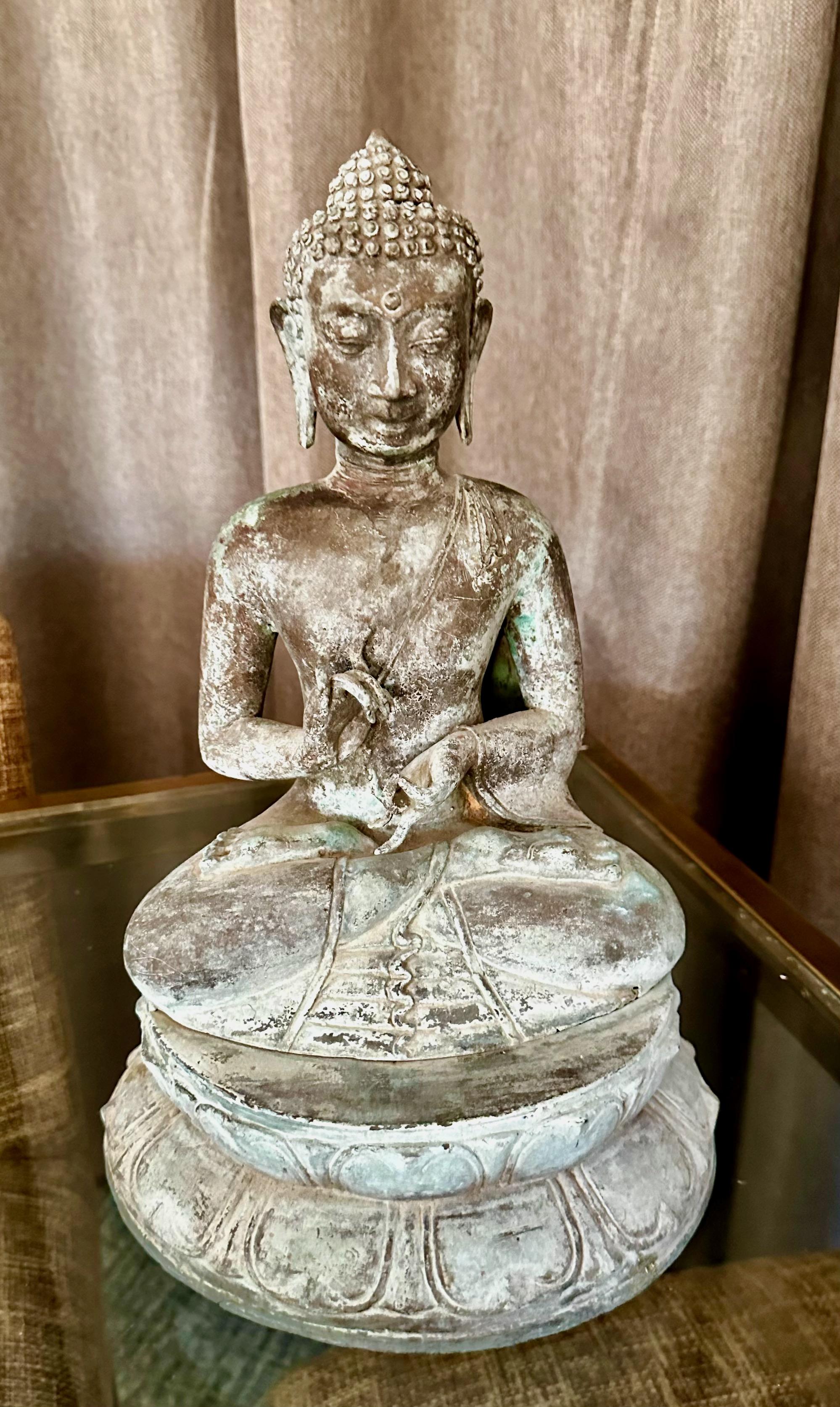 Asiatischer sitzender Buddha im burmesischen Gandhara-Stil aus patinierter Bronze  im Angebot 9