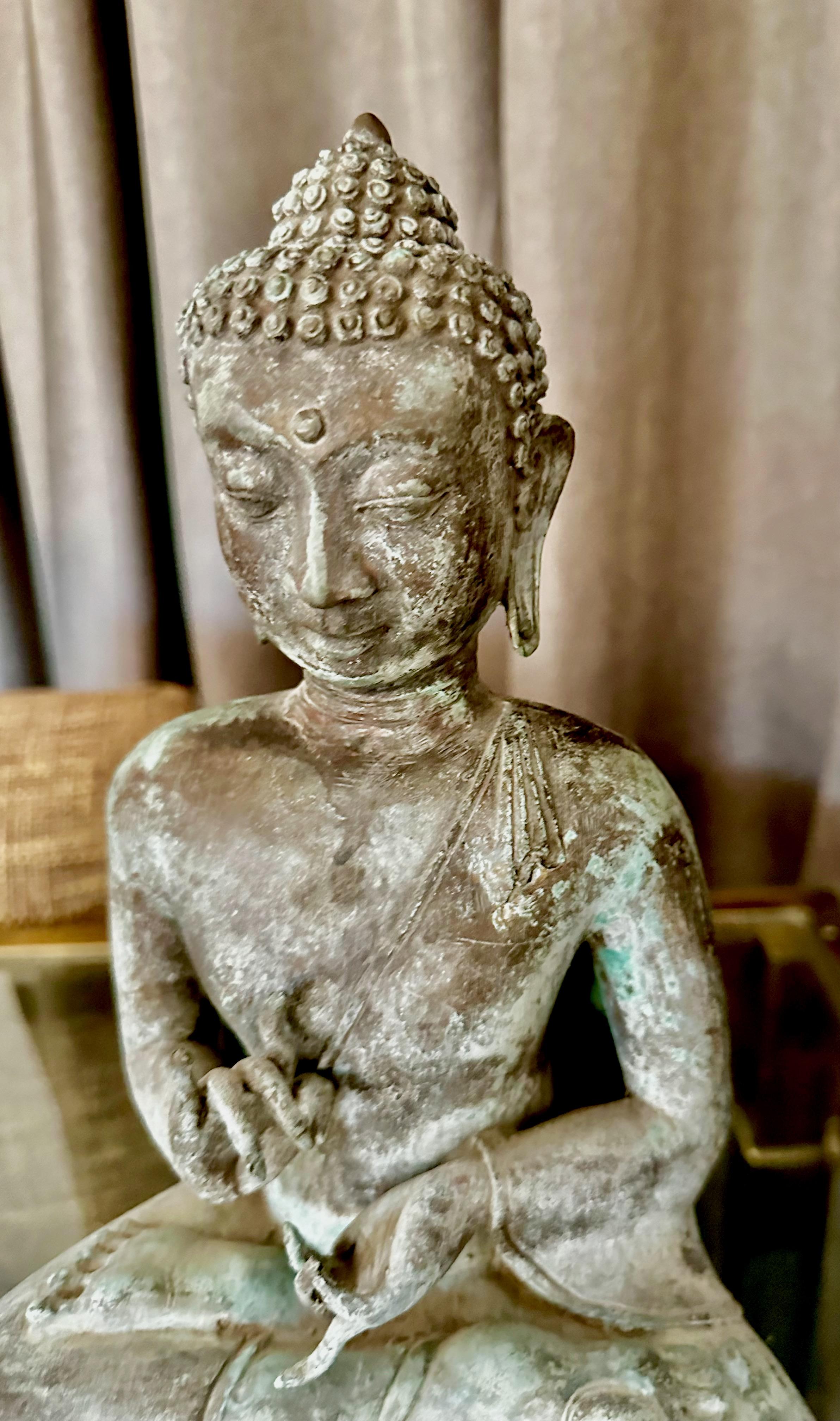 Asiatischer sitzender Buddha im burmesischen Gandhara-Stil aus patinierter Bronze  im Angebot 10