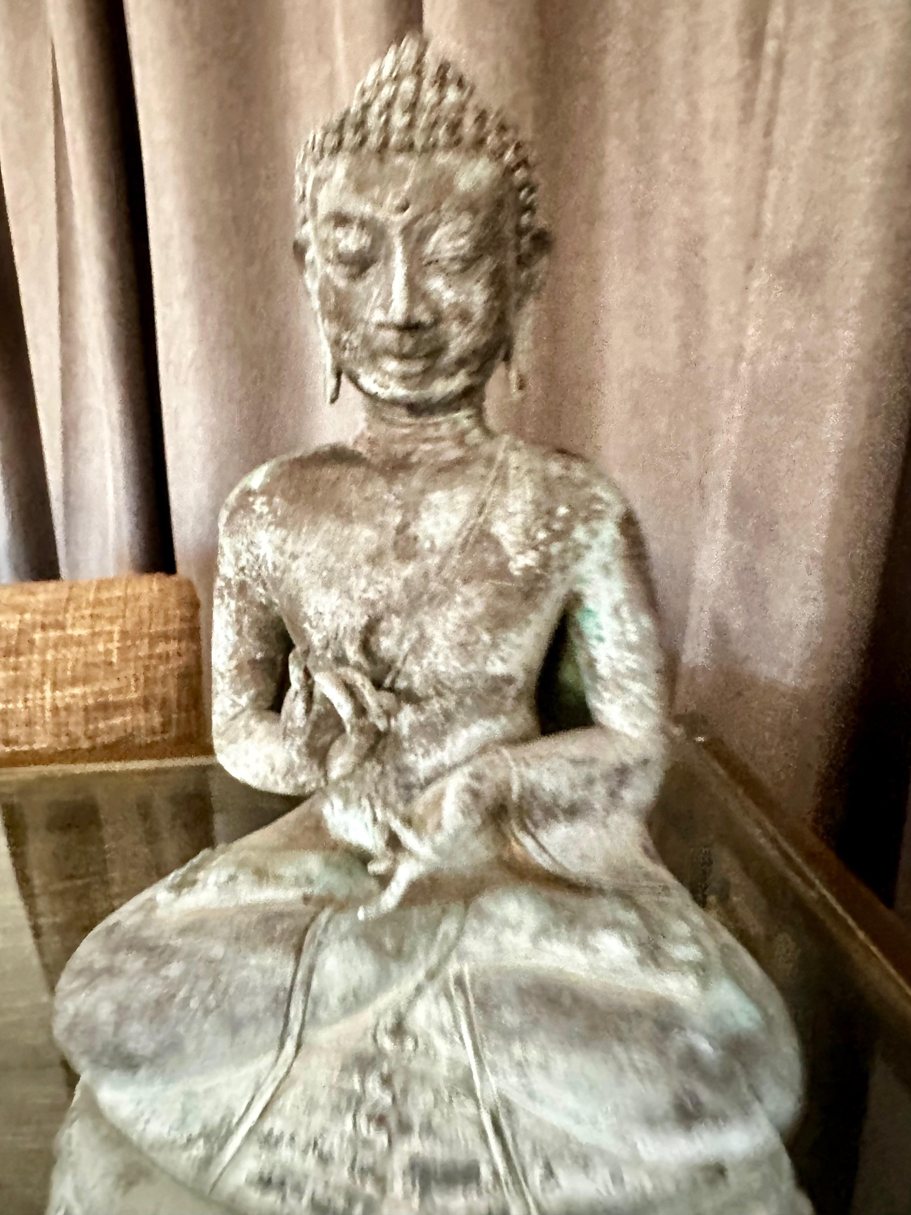 Asiatischer sitzender Buddha im burmesischen Gandhara-Stil aus patinierter Bronze  (Birmanisch) im Angebot