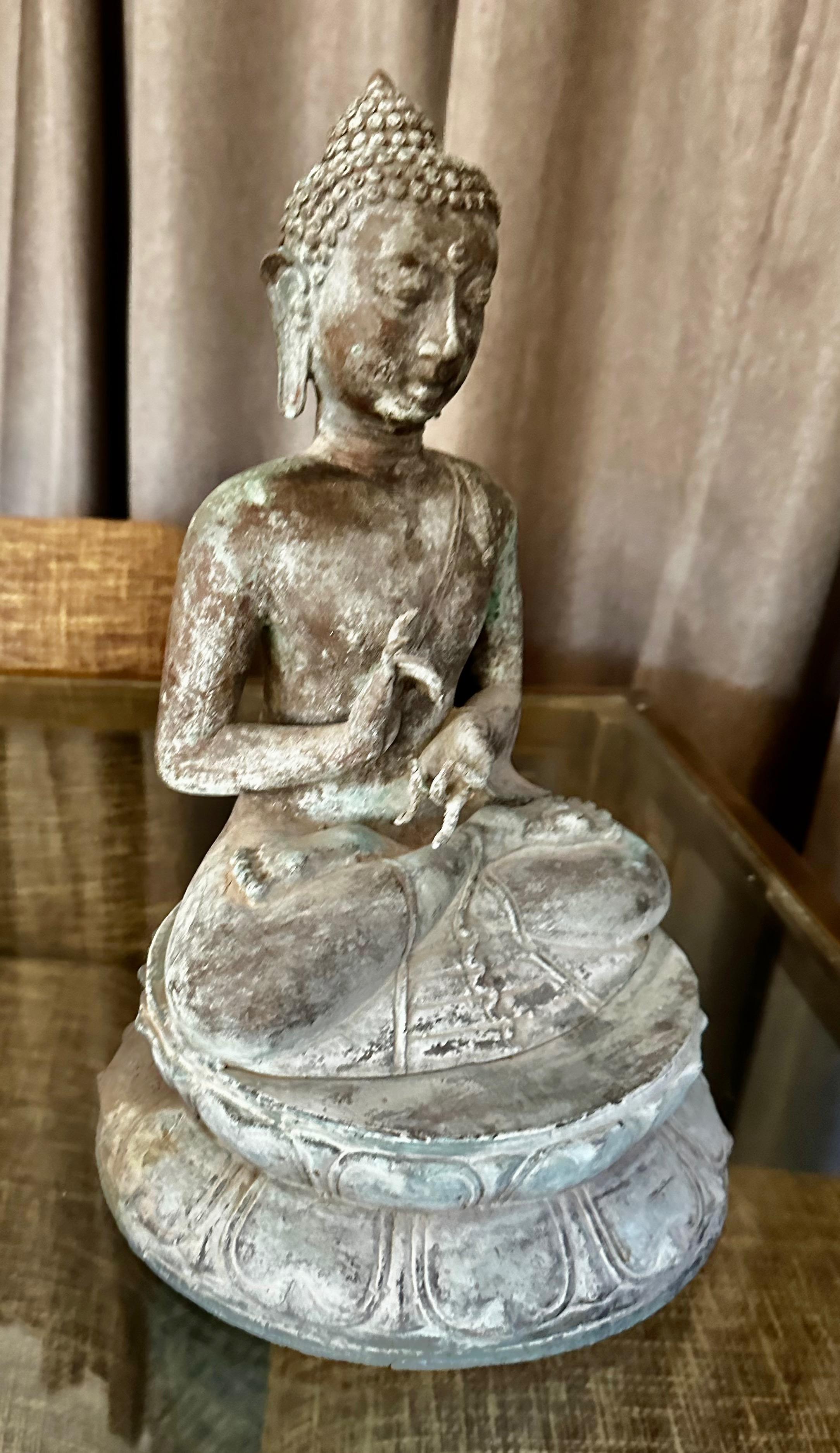 Asiatischer sitzender Buddha im burmesischen Gandhara-Stil aus patinierter Bronze  im Zustand „Gut“ im Angebot in Palm Springs, CA