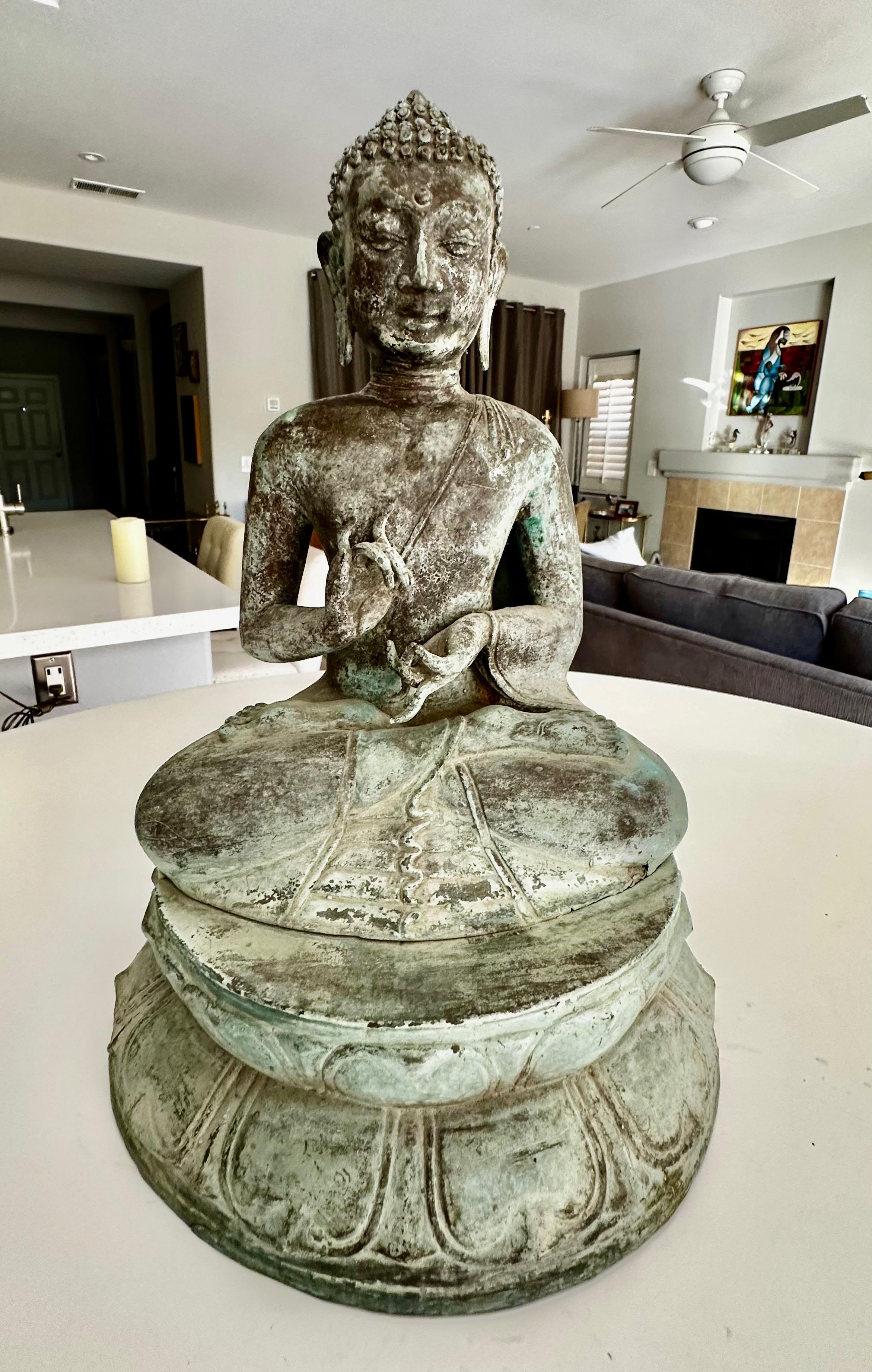 Asiatischer sitzender Buddha im burmesischen Gandhara-Stil aus patinierter Bronze  im Angebot 1