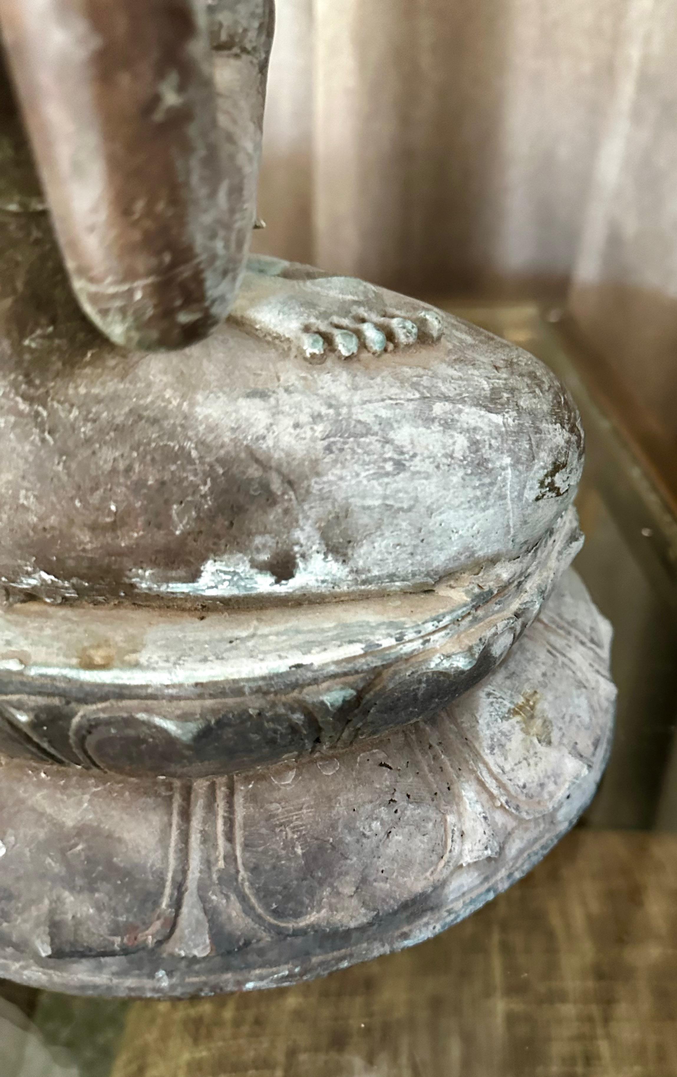 Asiatischer sitzender Buddha im burmesischen Gandhara-Stil aus patinierter Bronze  im Angebot 3