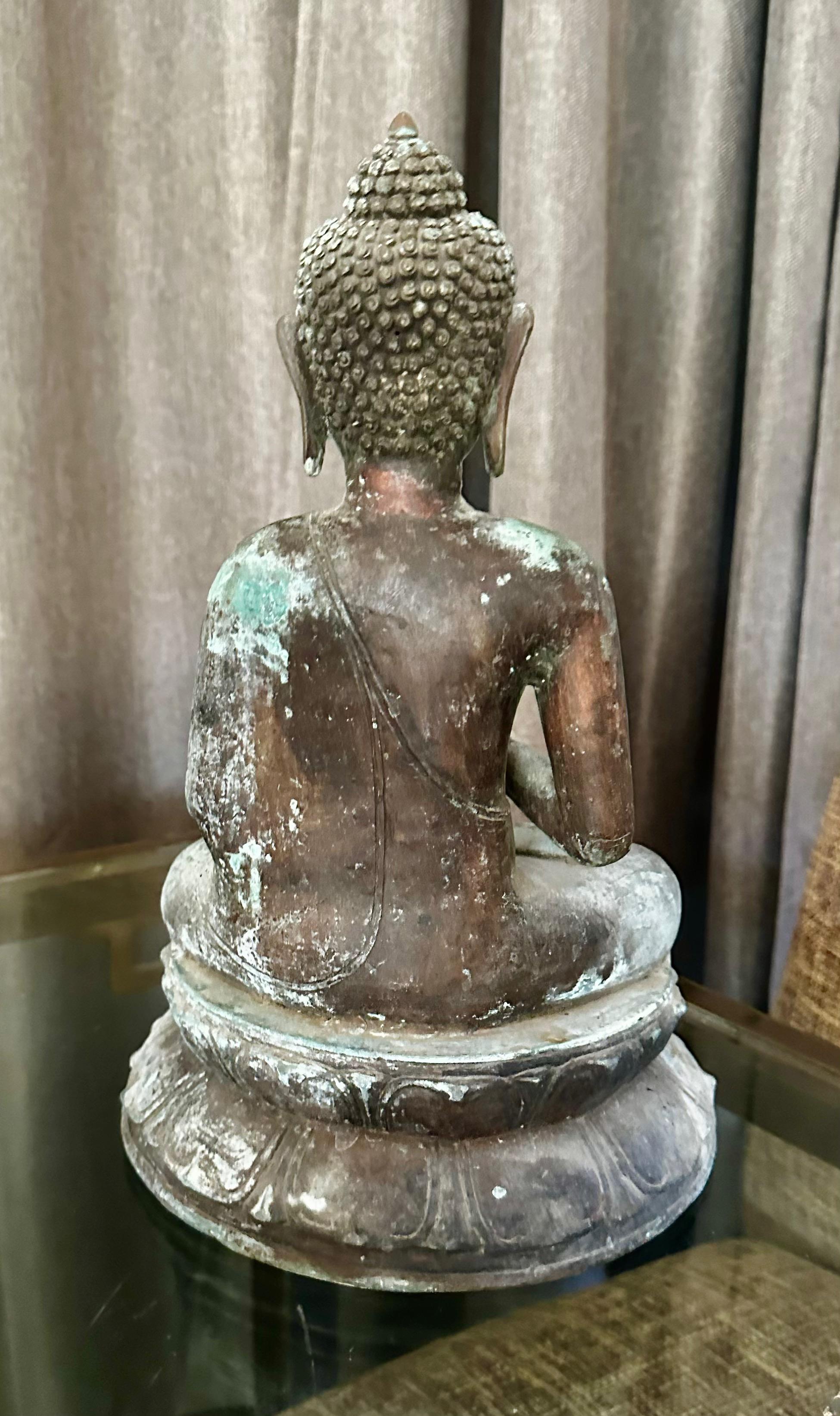 Asiatischer sitzender Buddha im burmesischen Gandhara-Stil aus patinierter Bronze  im Angebot 4