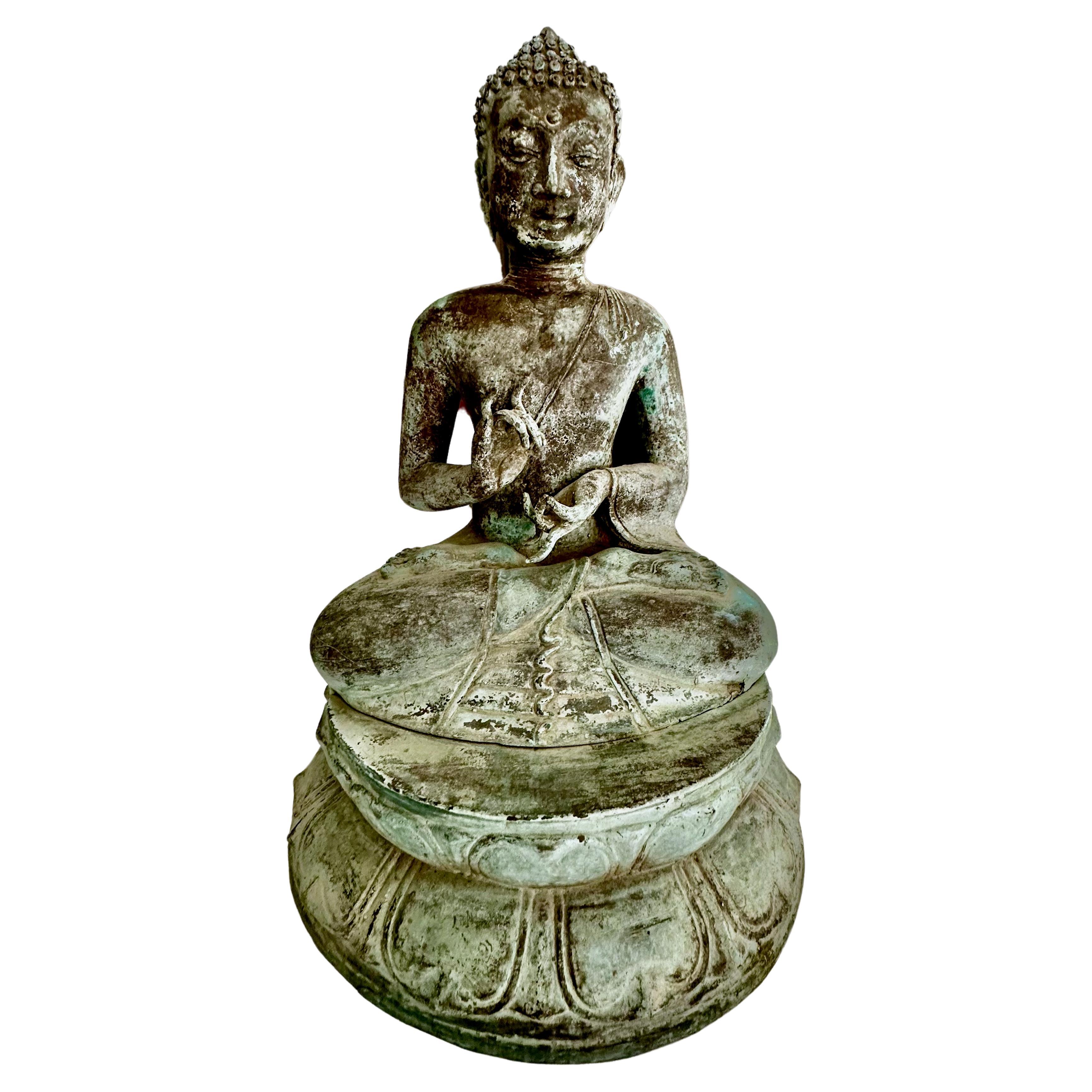 Asiatischer sitzender Buddha im burmesischen Gandhara-Stil aus patinierter Bronze 