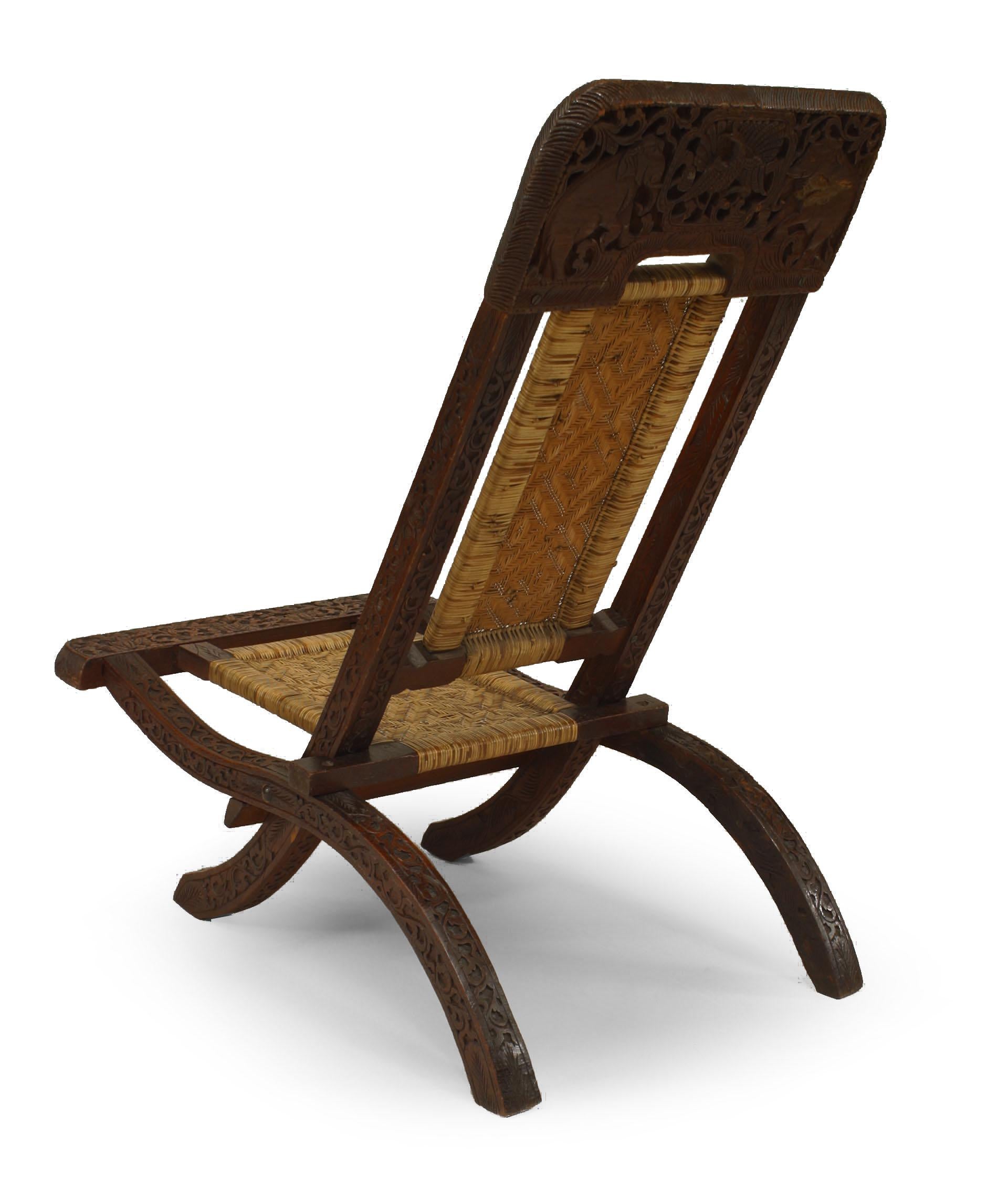 Paire de chaises latérales pliantes de style Campagne en teck birman sculpté du 19e siècle, avec sièges et dossiers tissés.
