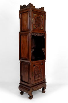 Armoire asiatique en bois sculpté avec des battes, Vietnam ou Chine du Sud, vers 1880