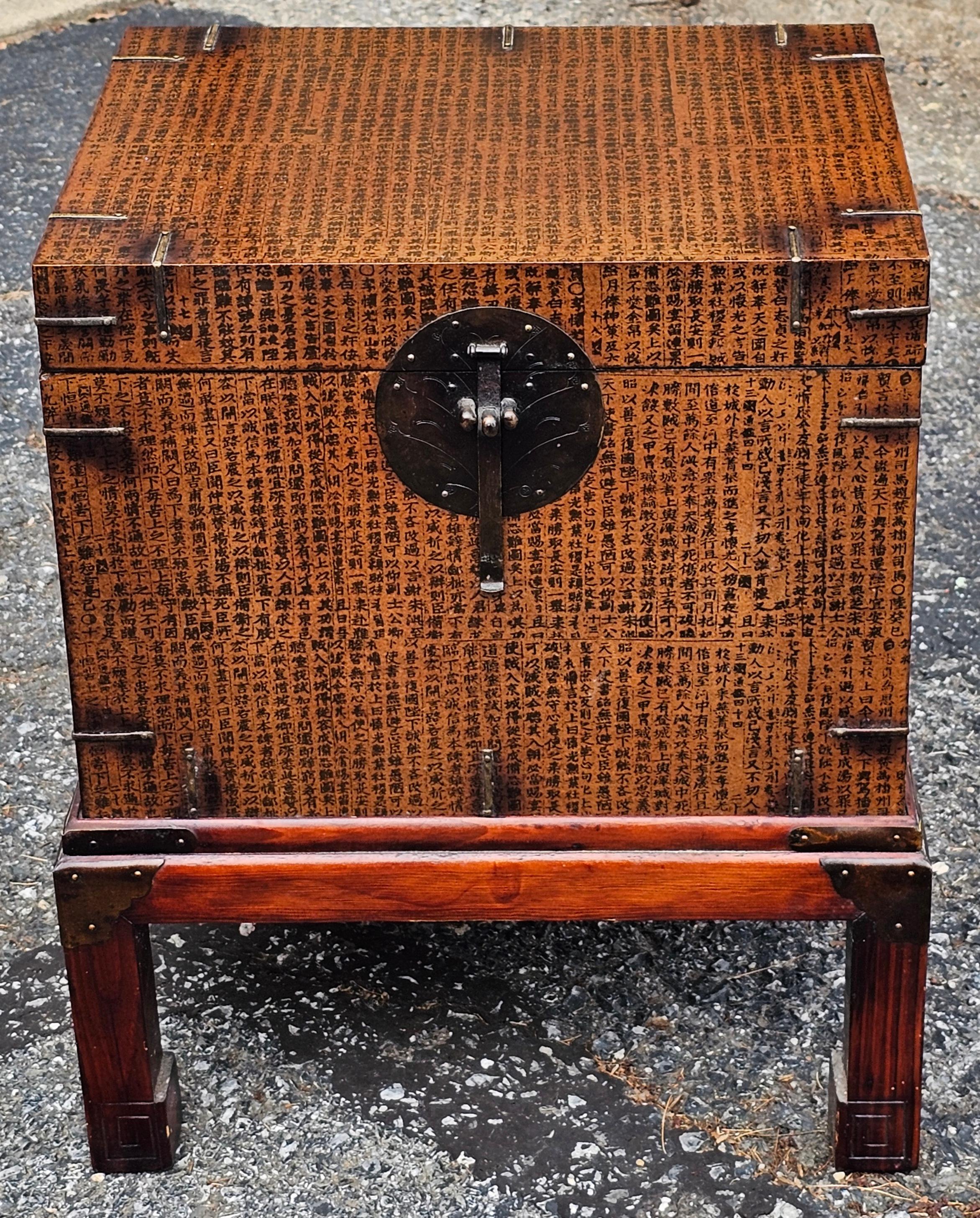 Caja abatible con caligrafía asiática montada sobre soporte Chinoiserie en venta