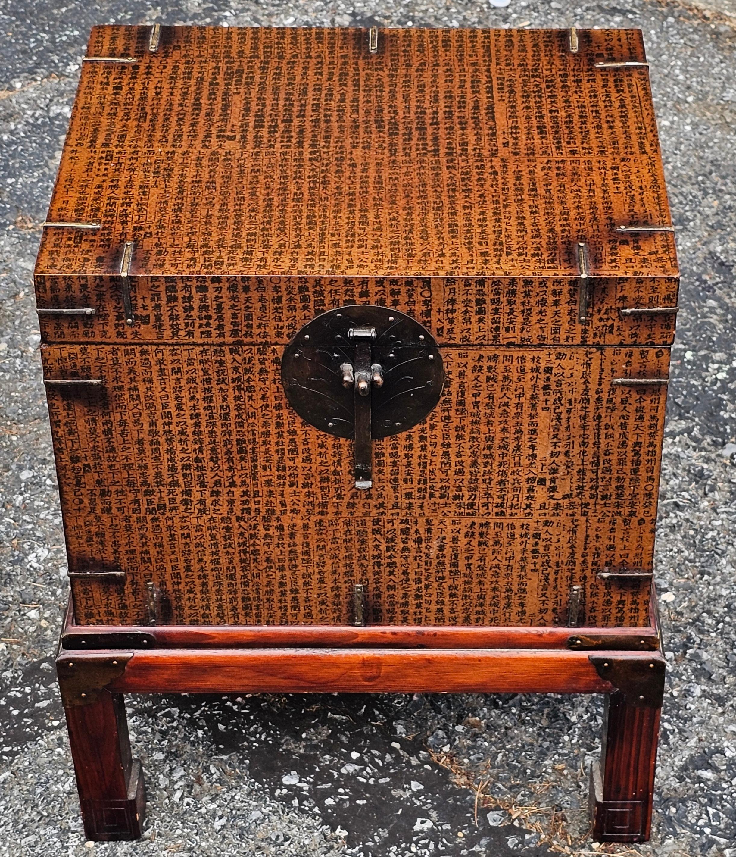 Caja abatible con caligrafía asiática montada sobre soporte Otro en venta