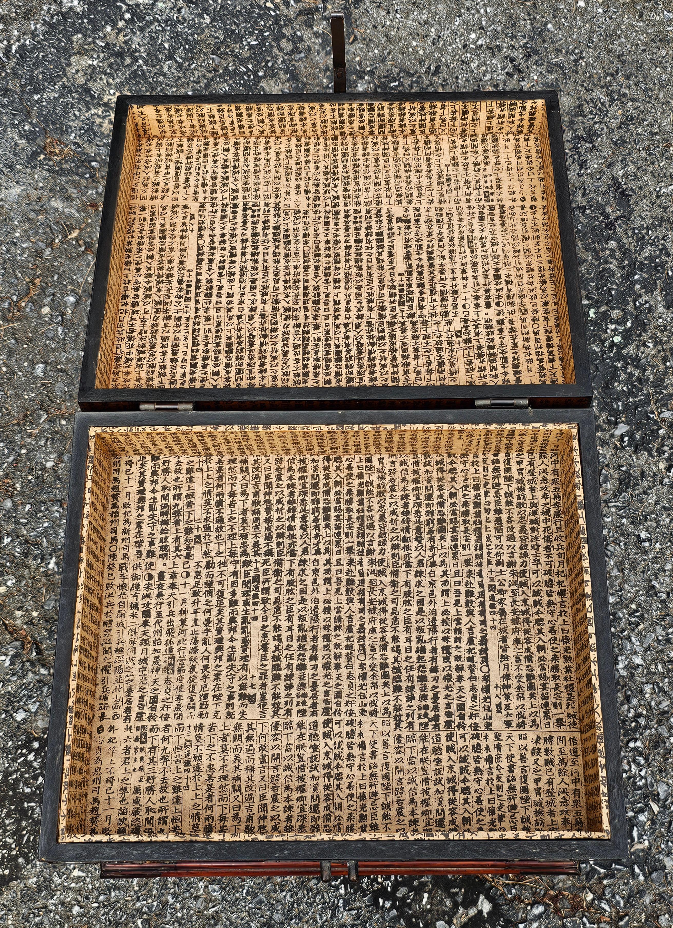 Caja abatible con caligrafía asiática montada sobre soporte en Bueno estado para la venta en Germantown, MD