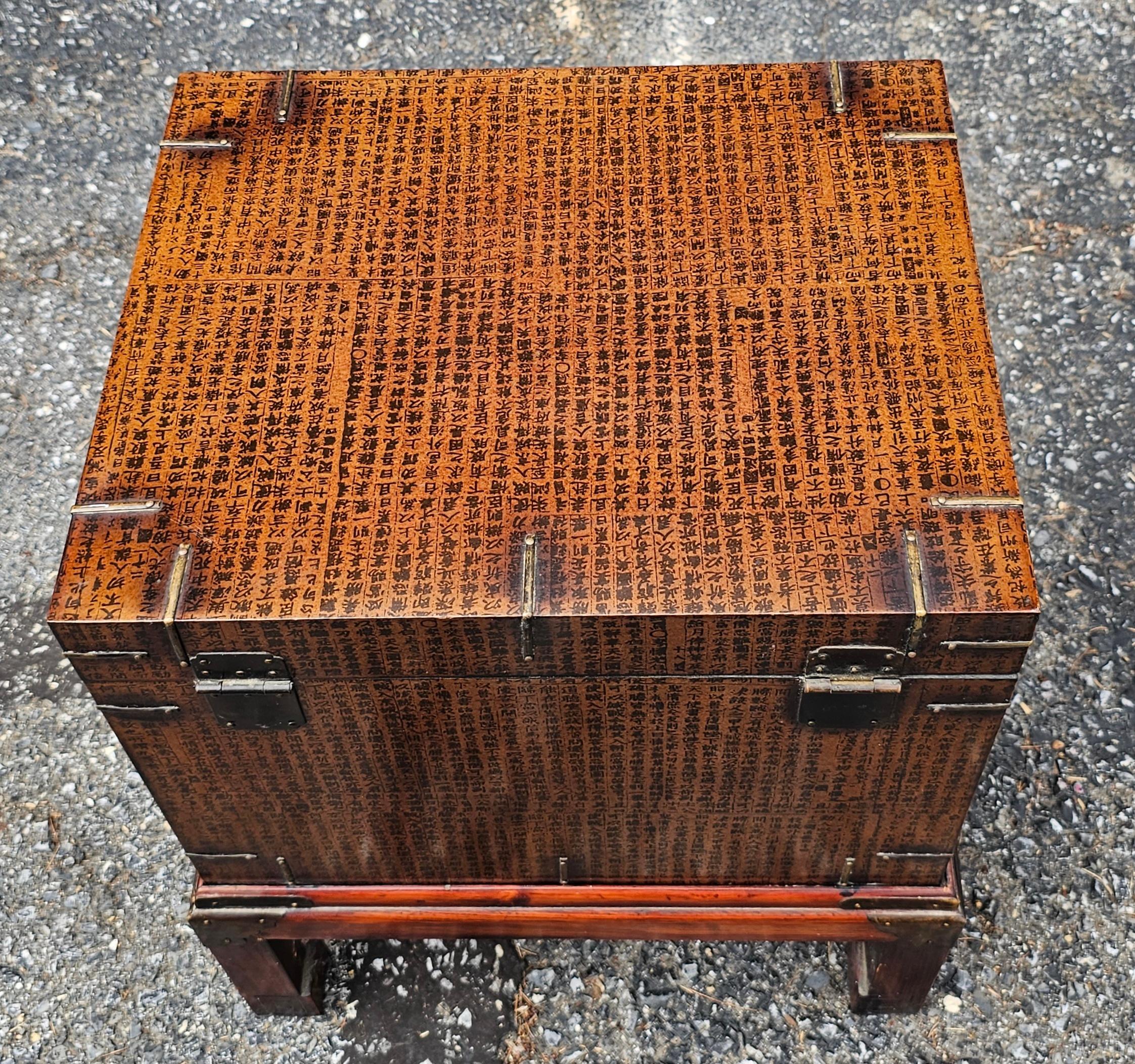 Caja abatible con caligrafía asiática montada sobre soporte siglo XX en venta