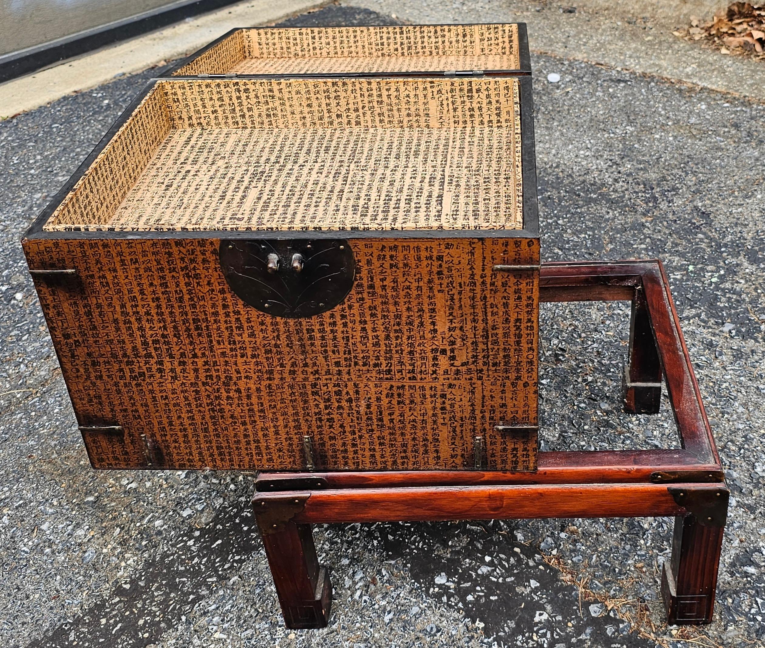 Caja abatible con caligrafía asiática montada sobre soporte Metal en venta
