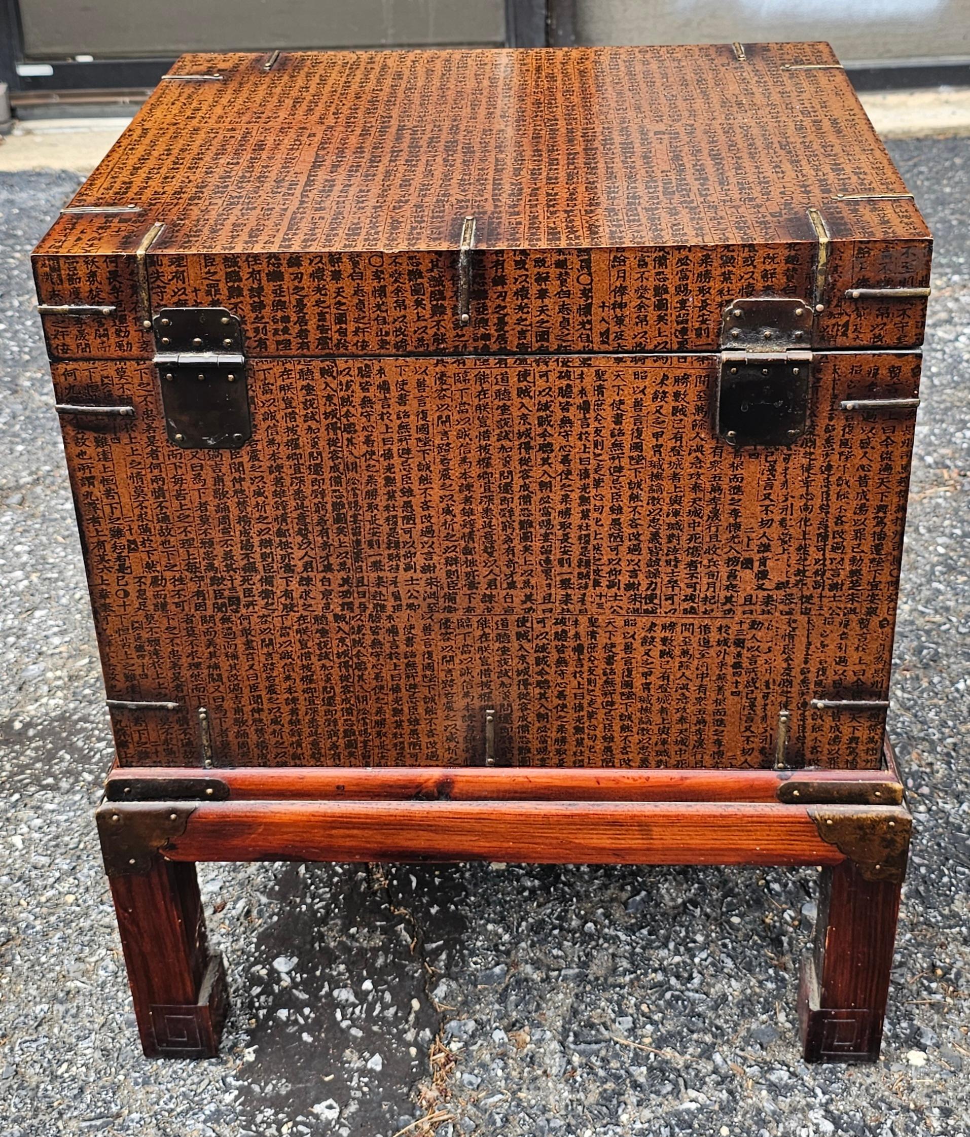 Caja abatible con caligrafía asiática montada sobre soporte en venta 1