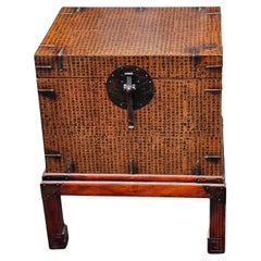 Caja abatible con caligrafía asiática montada sobre soporte