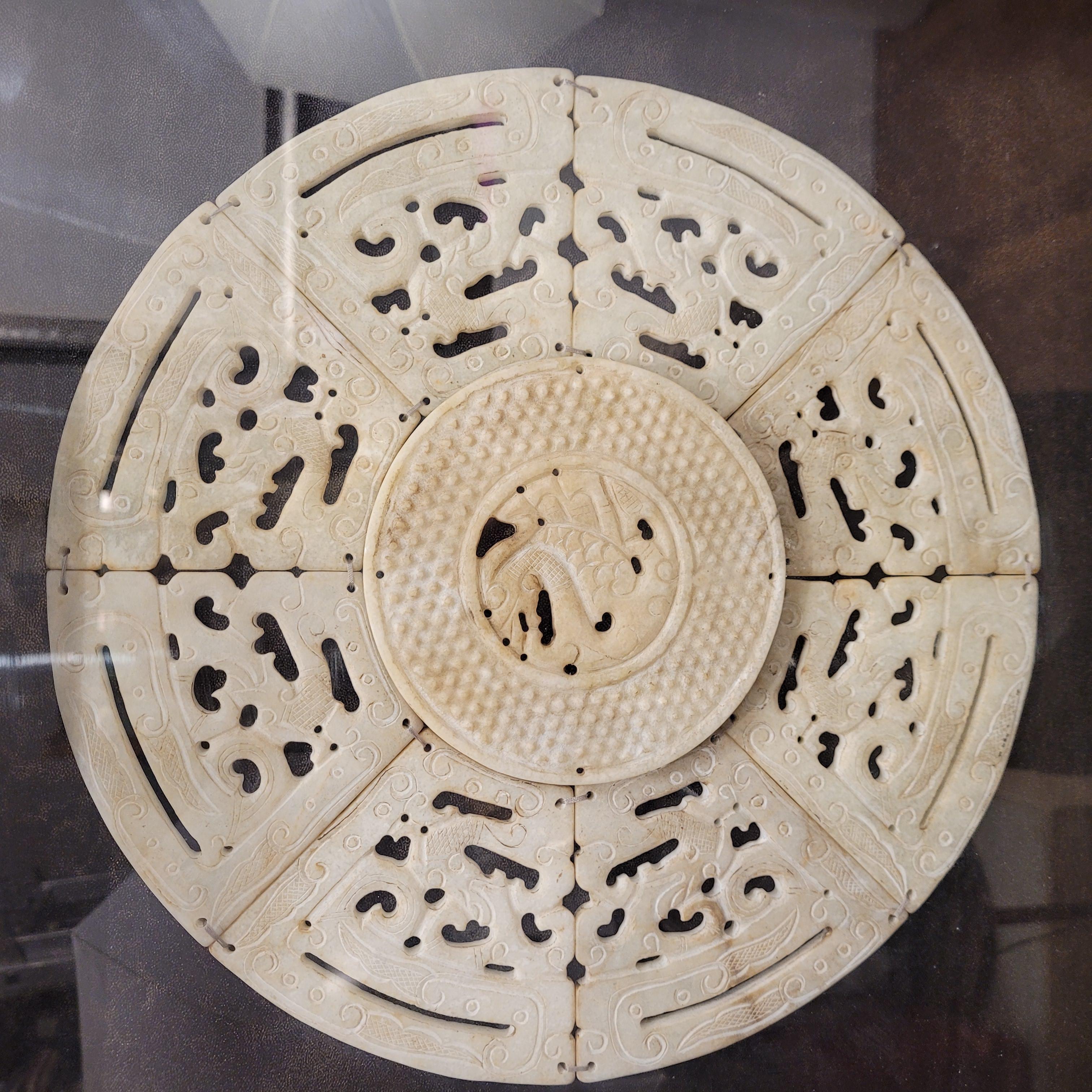 Asian carved and framed green Bi Disc, jadeite In Good Condition For Sale In Valladolid, ES