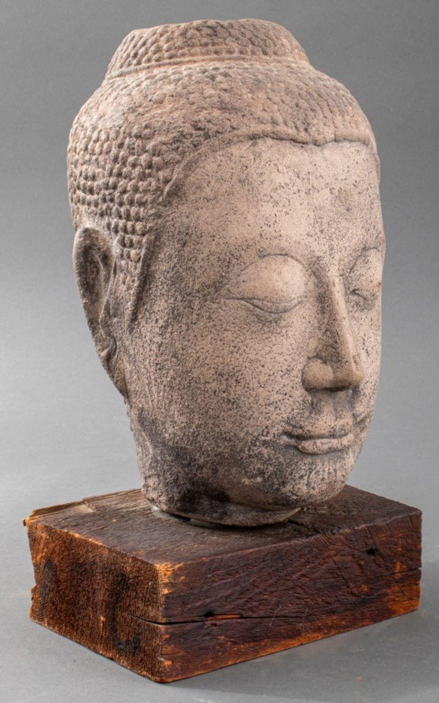 20ième siècle Tête de Bouddha asiatique sculptée en pierres composites en vente