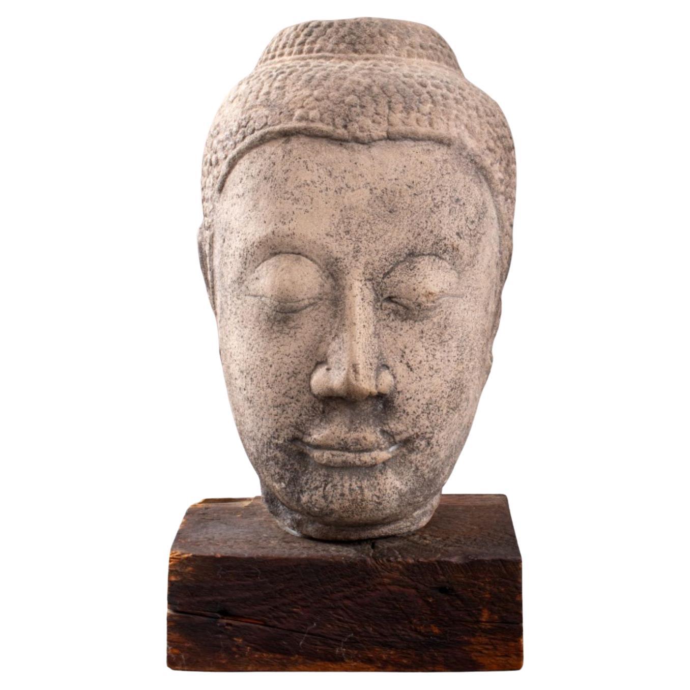 Tête de Bouddha asiatique sculptée en pierres composites en vente