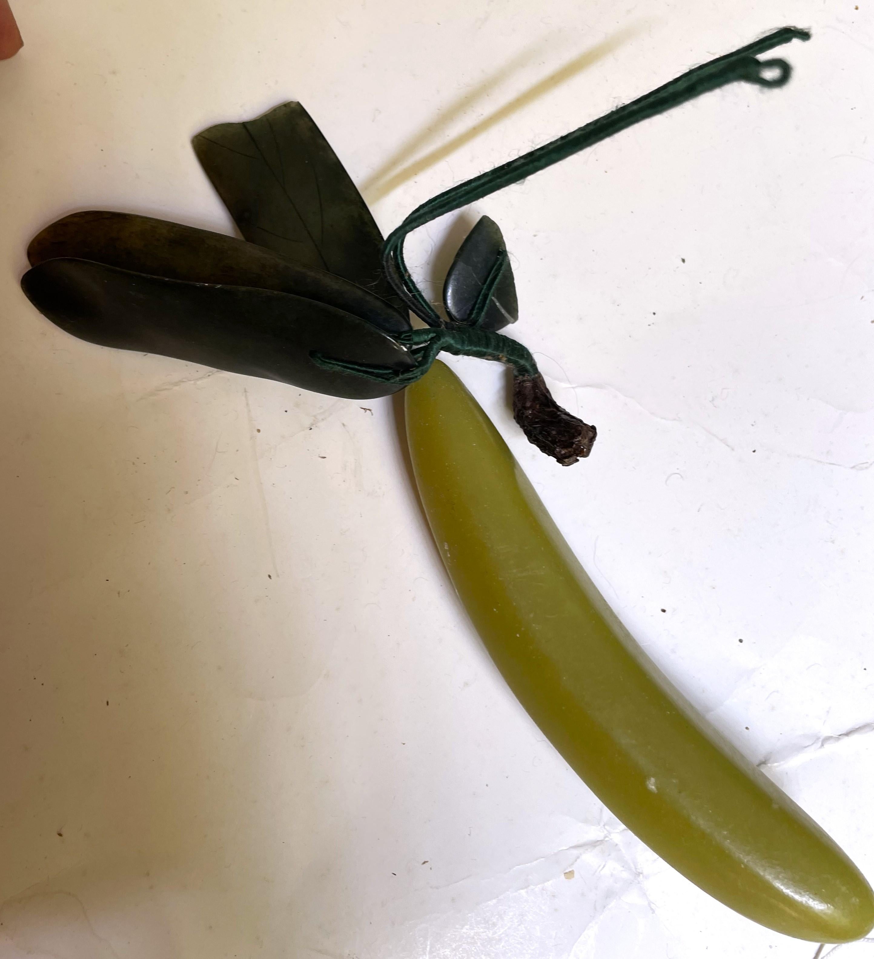 Fruta exótica asiática tallada en piedra dura con hojas de jade ¿Plátano? Chino en venta