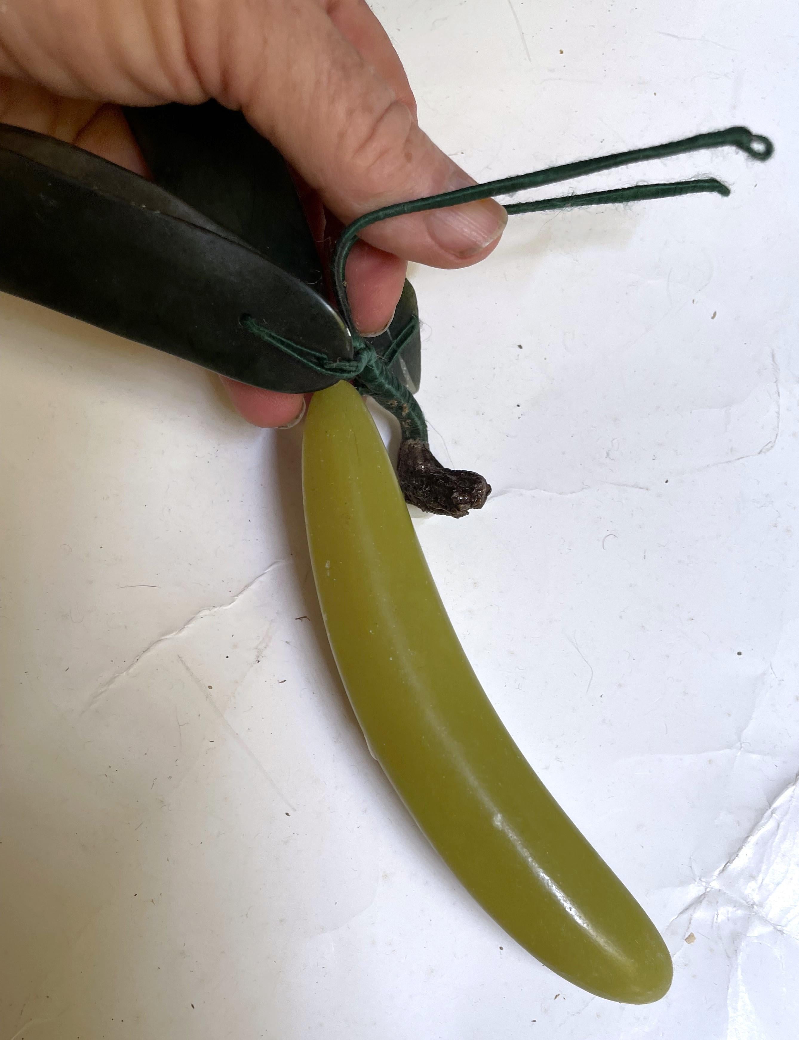 Fruta exótica asiática tallada en piedra dura con hojas de jade ¿Plátano? en Bastante bueno estado para la venta en Clifton Forge, VA