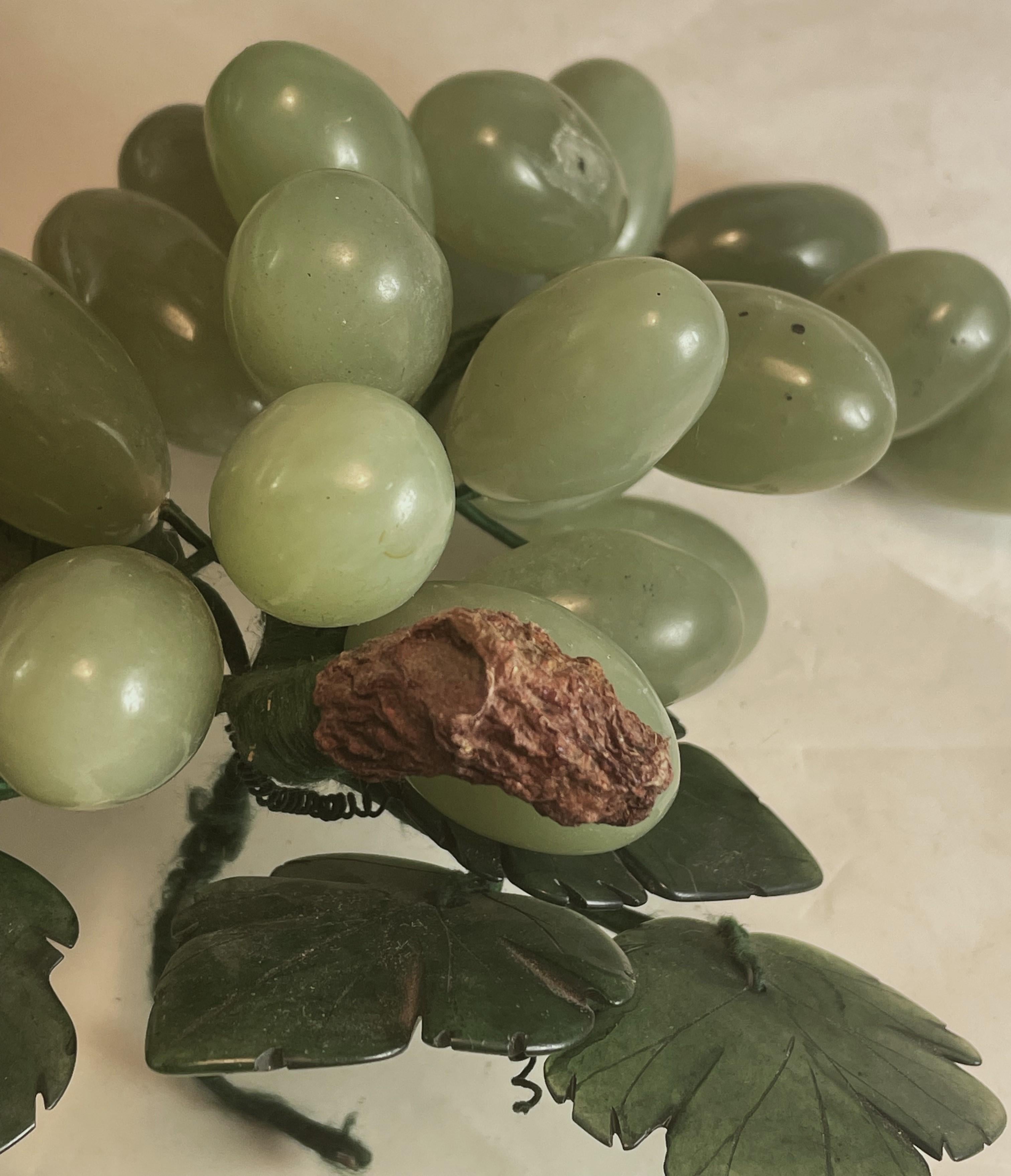 Racimo de uvas tallado en jade asiático/Racimo de frutas de piedra dura con hojas Decorativo en venta 2