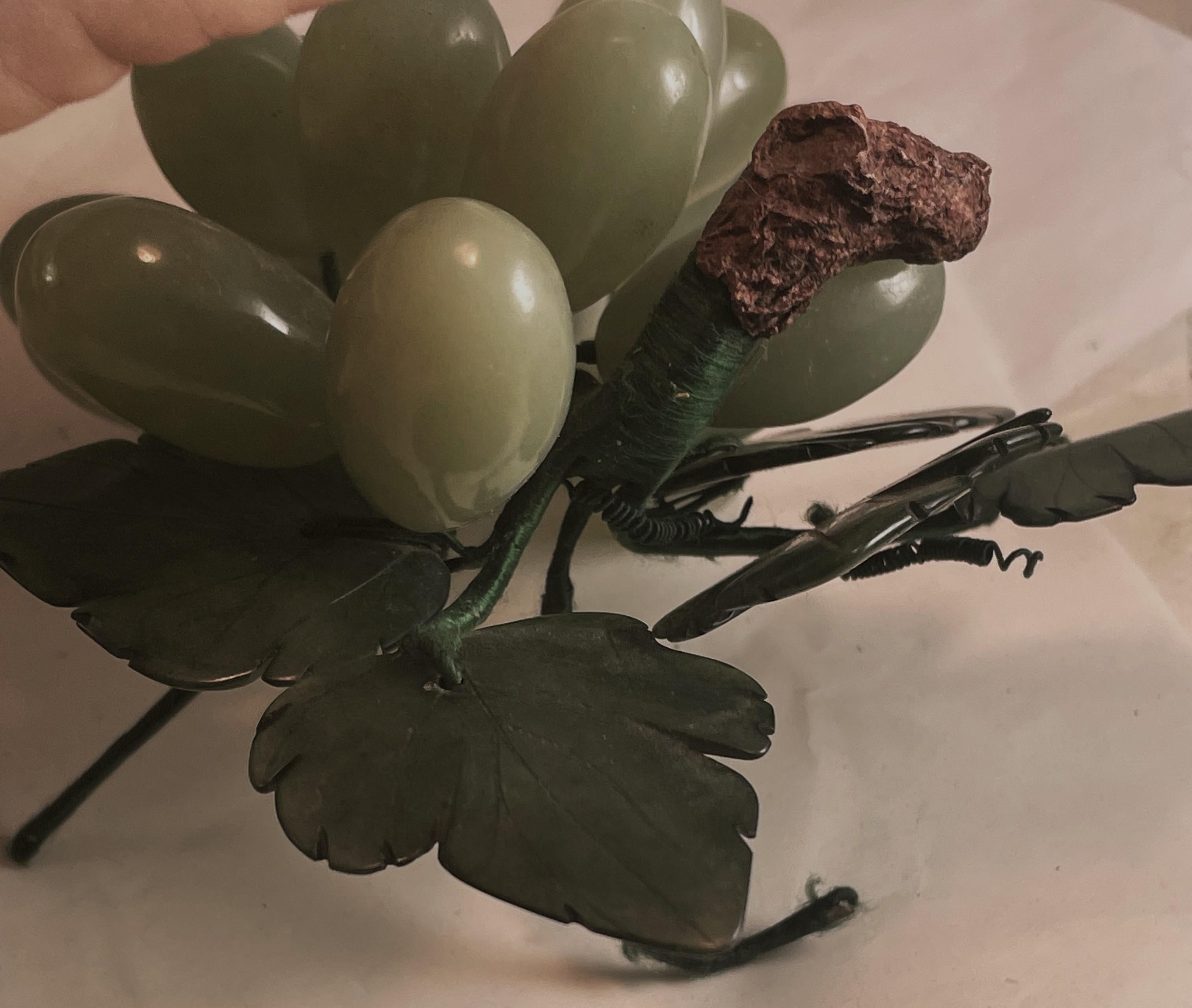 Racimo de uvas tallado en jade asiático/Racimo de frutas de piedra dura con hojas Decorativo en venta 3