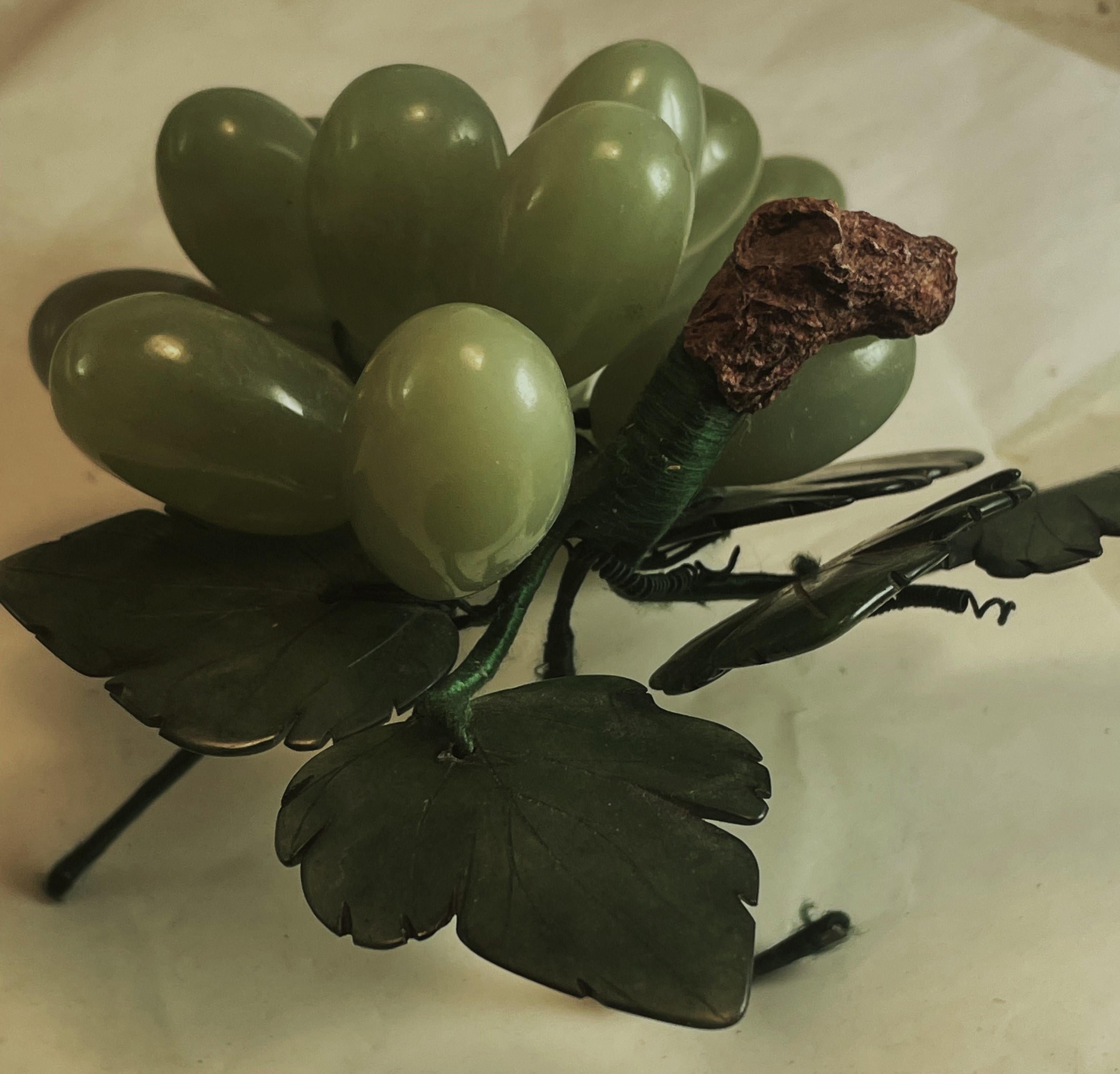 Racimo de uvas tallado en jade asiático/Racimo de frutas de piedra dura con hojas Decorativo en venta 4